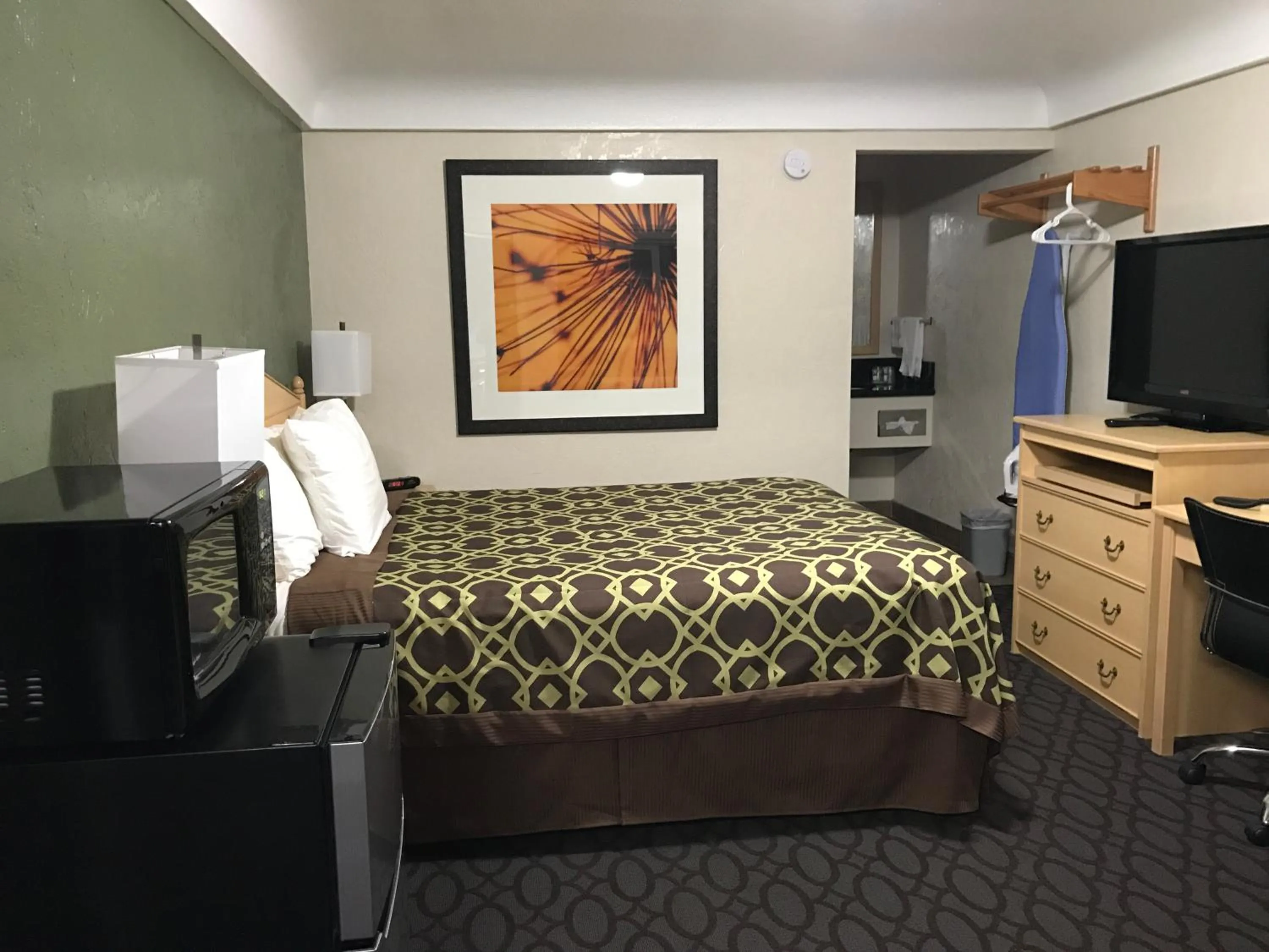 Living room, Bed in Downtown Inn