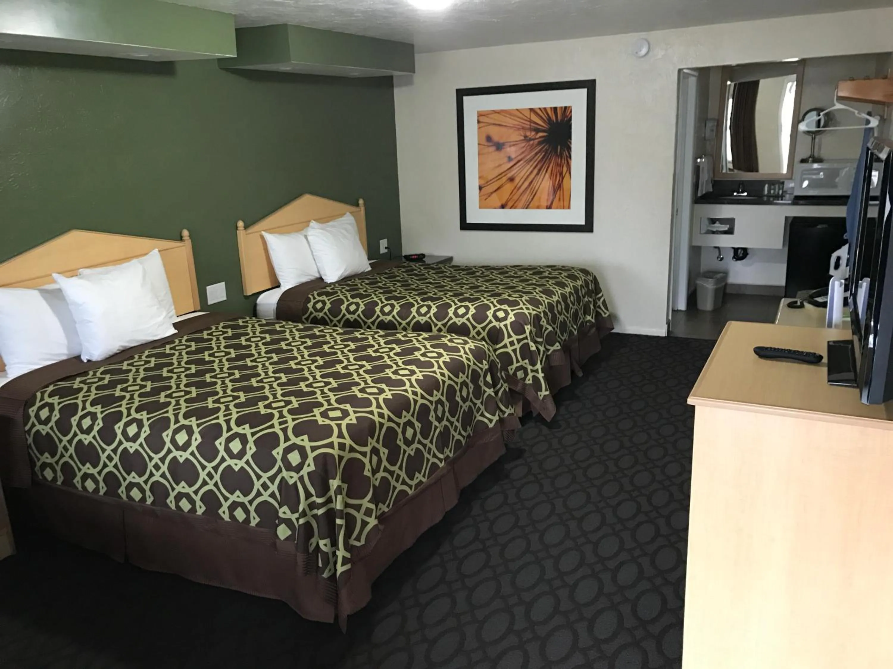 Living room, Bed in Downtown Inn