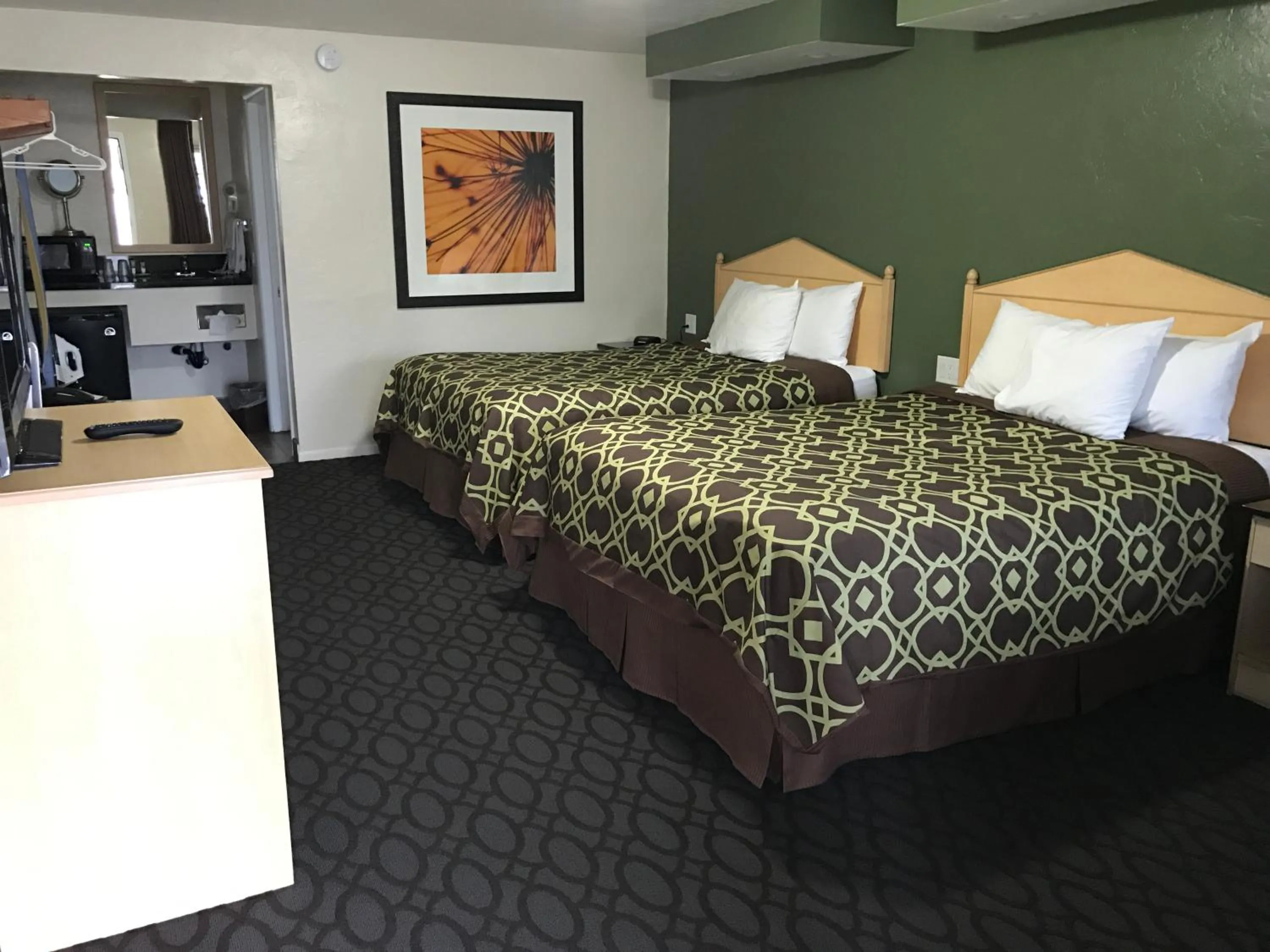 Living room, Bed in Downtown Inn