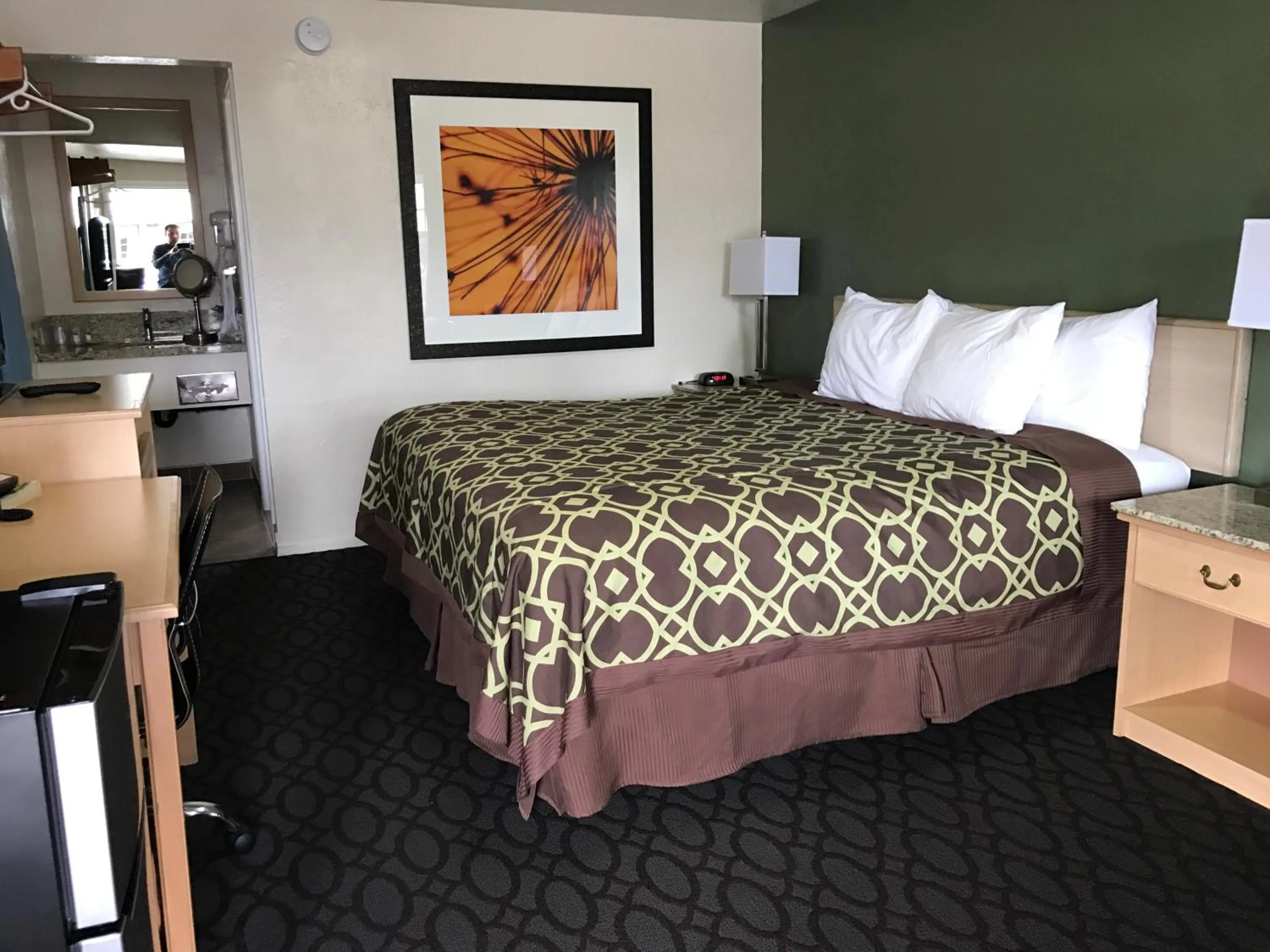 Living room, Bed in Downtown Inn