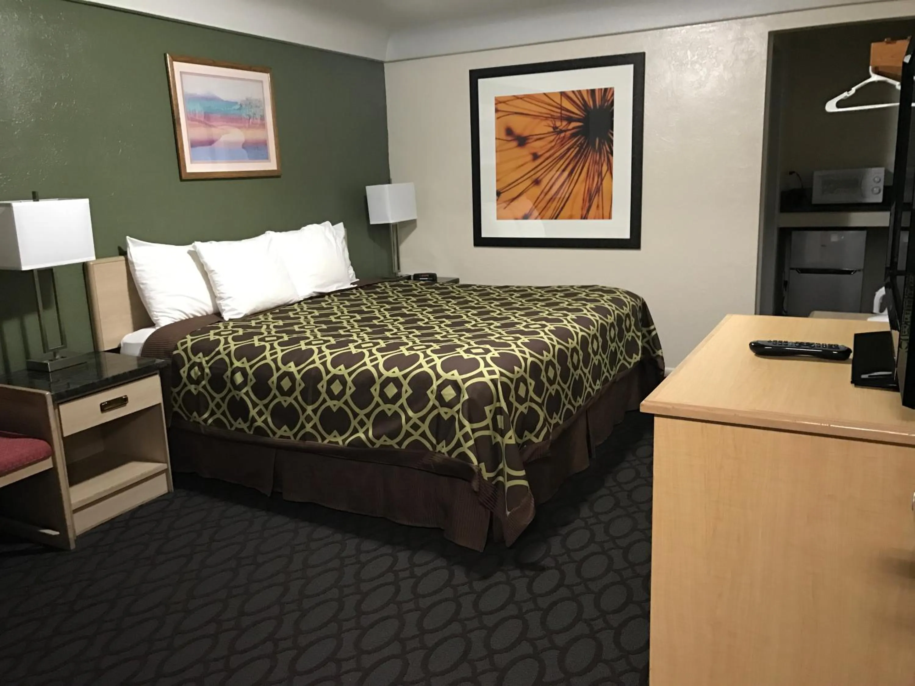 Living room, Bed in Downtown Inn