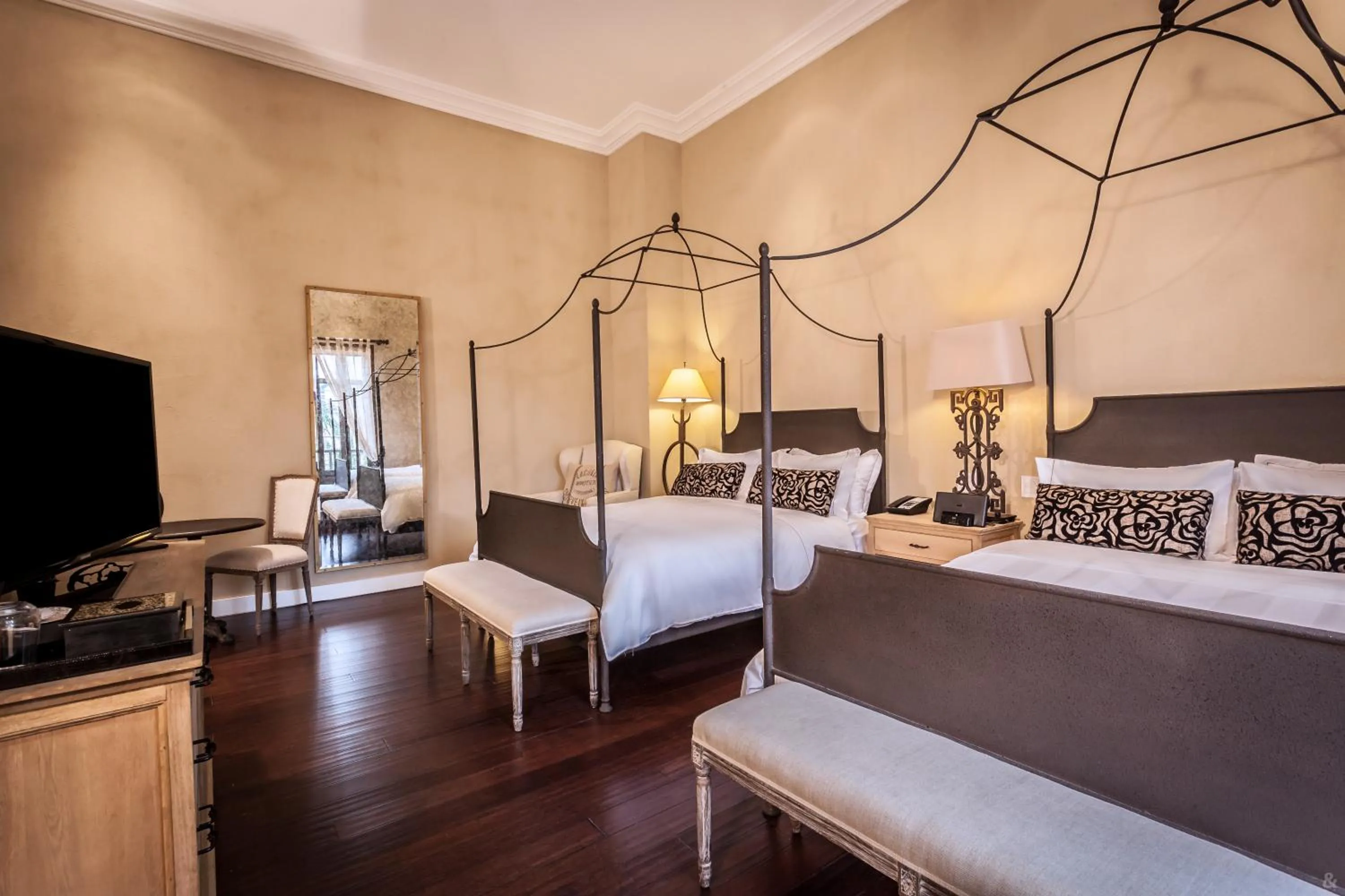 Communal lounge/ TV room, Bed in Bastión Luxury Hotel