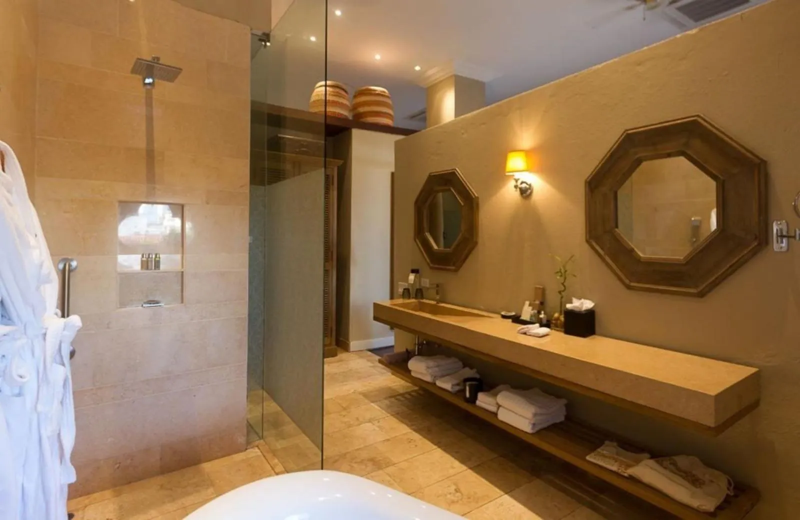 Shower in Bastión Luxury Hotel