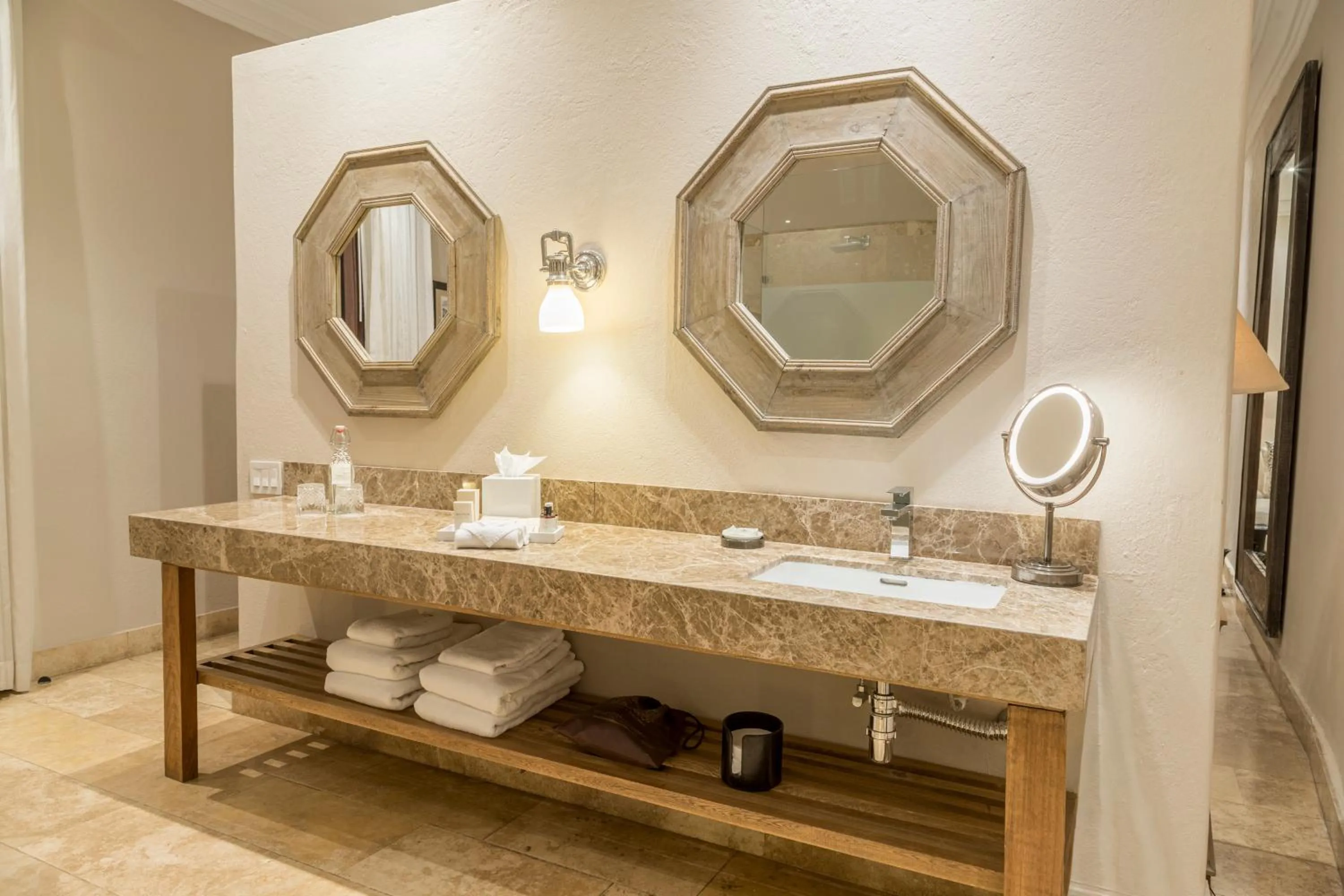 Shower in Bastión Luxury Hotel