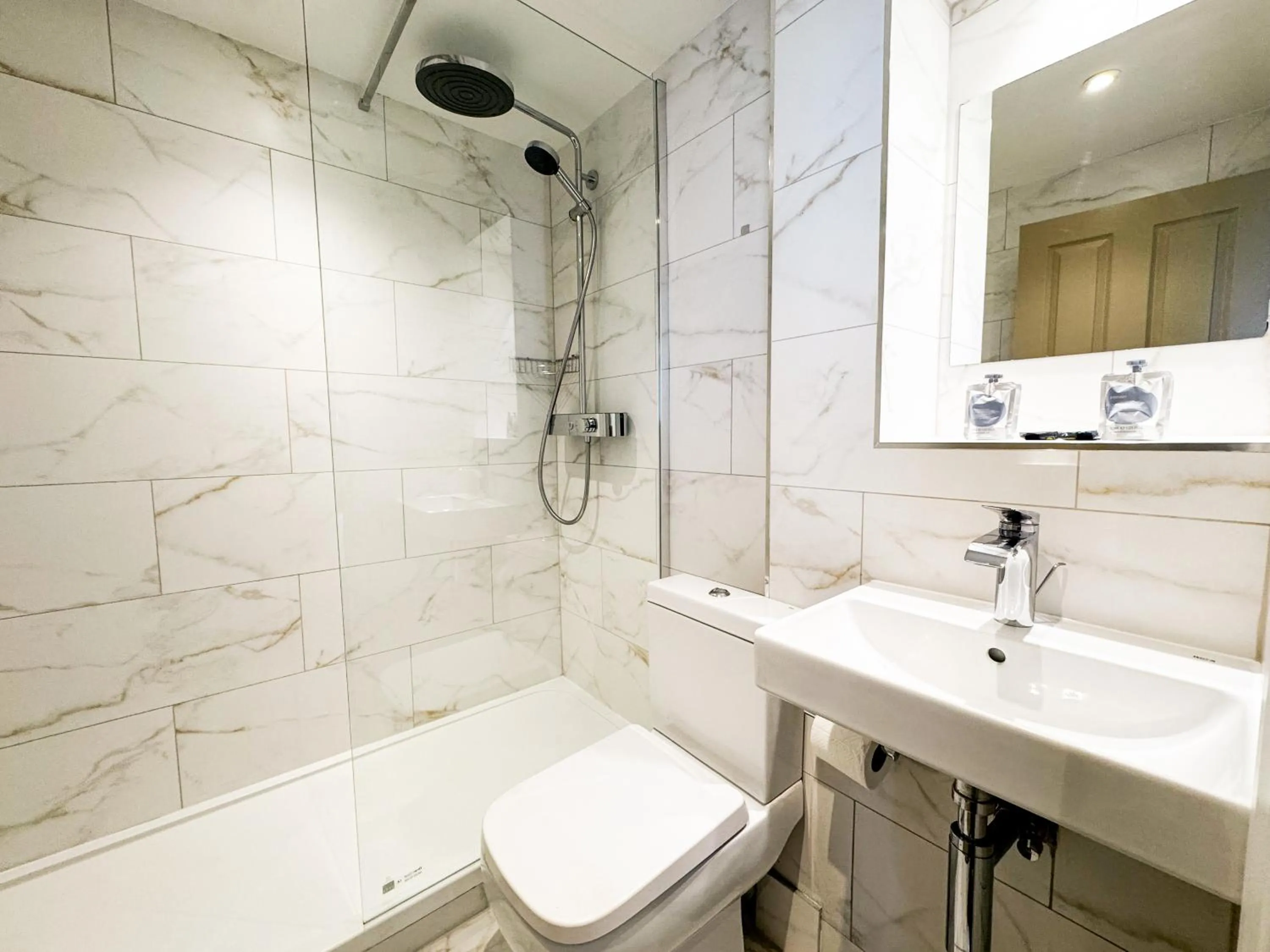 Shower in The Hermitage Hotel - OCEANA COLLECTION