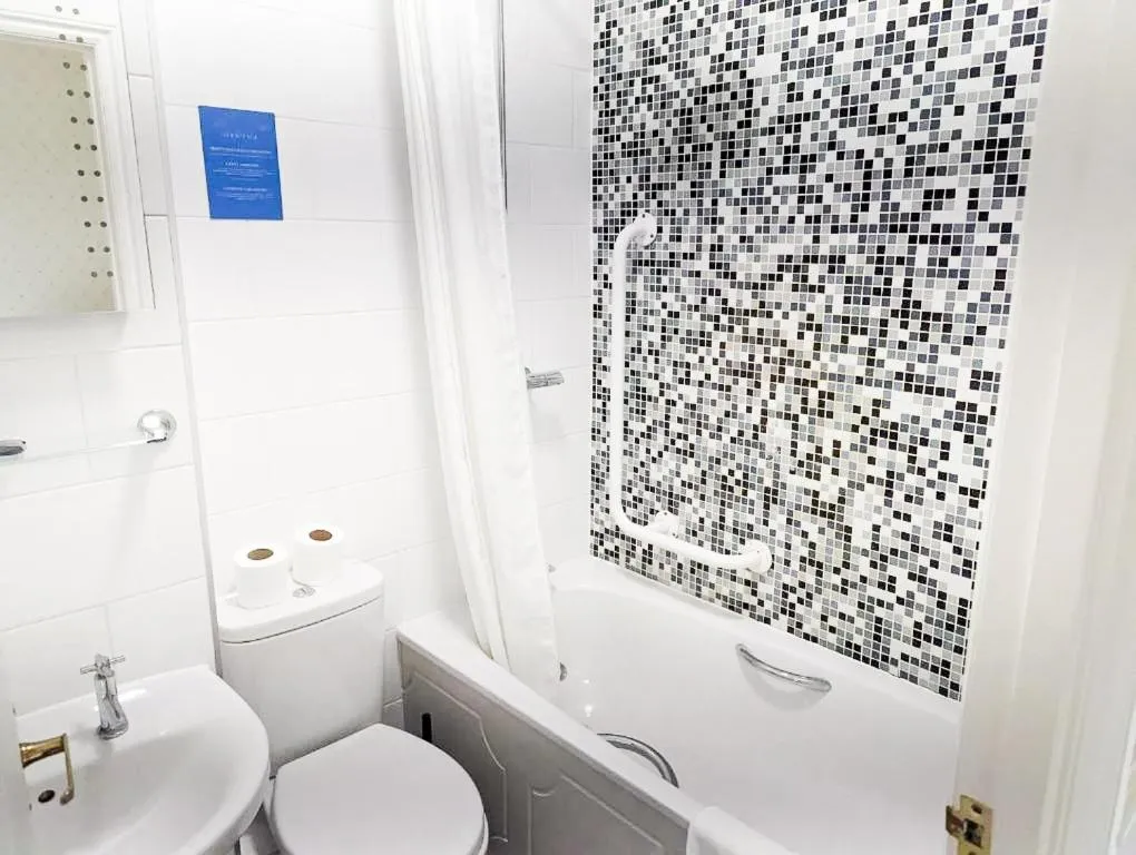 Shower in The Hermitage Hotel - OCEANA COLLECTION