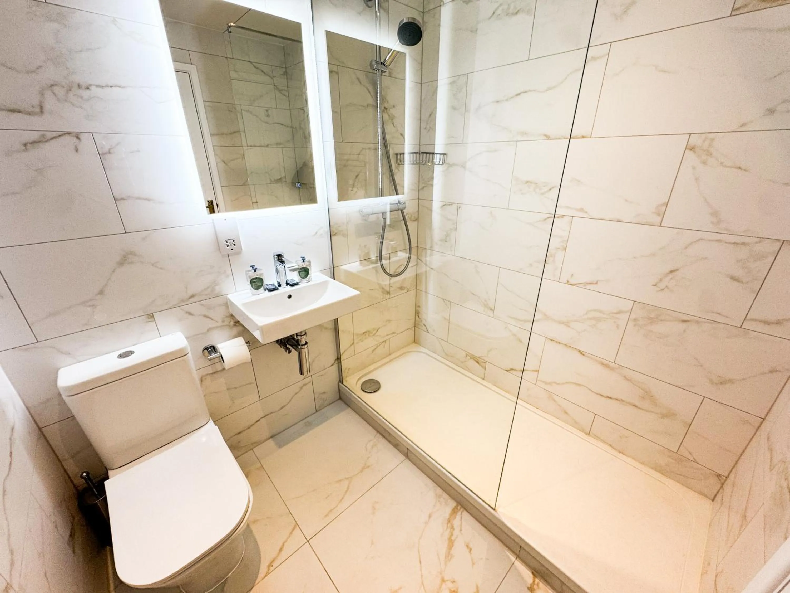 Shower in The Hermitage Hotel - OCEANA COLLECTION