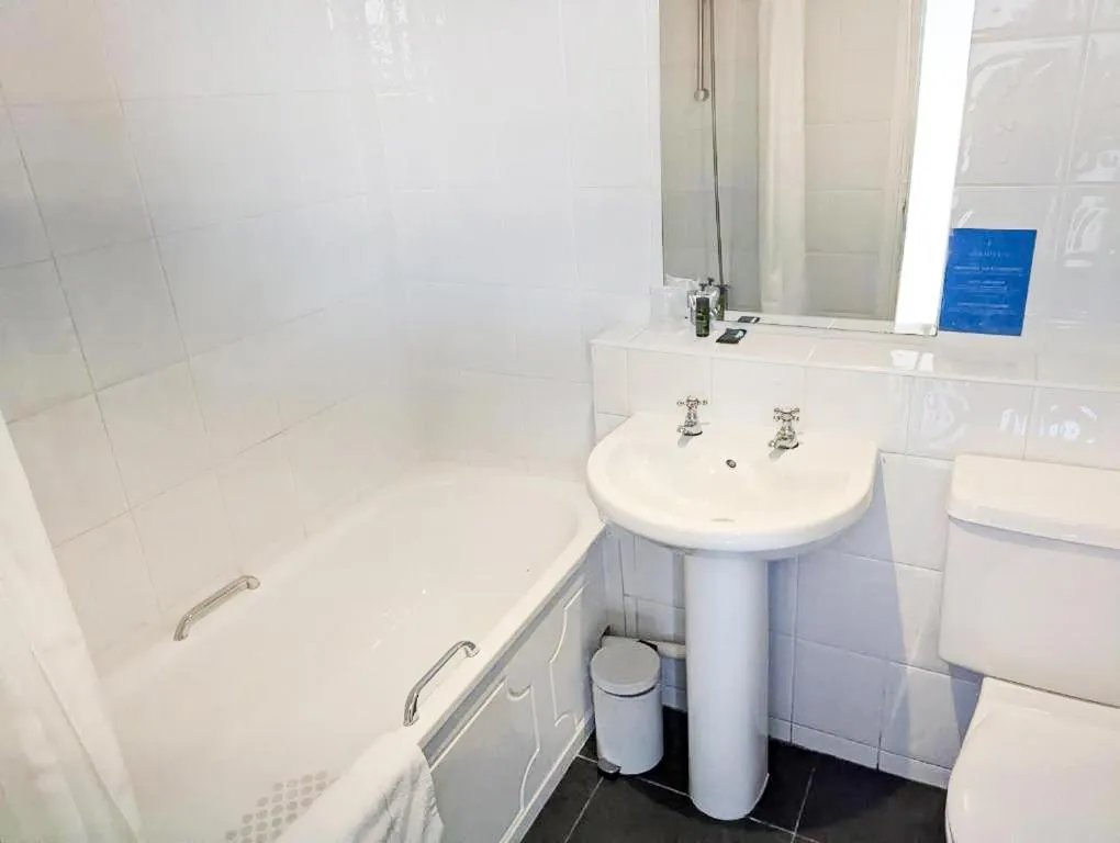 Shower in The Hermitage Hotel - OCEANA COLLECTION