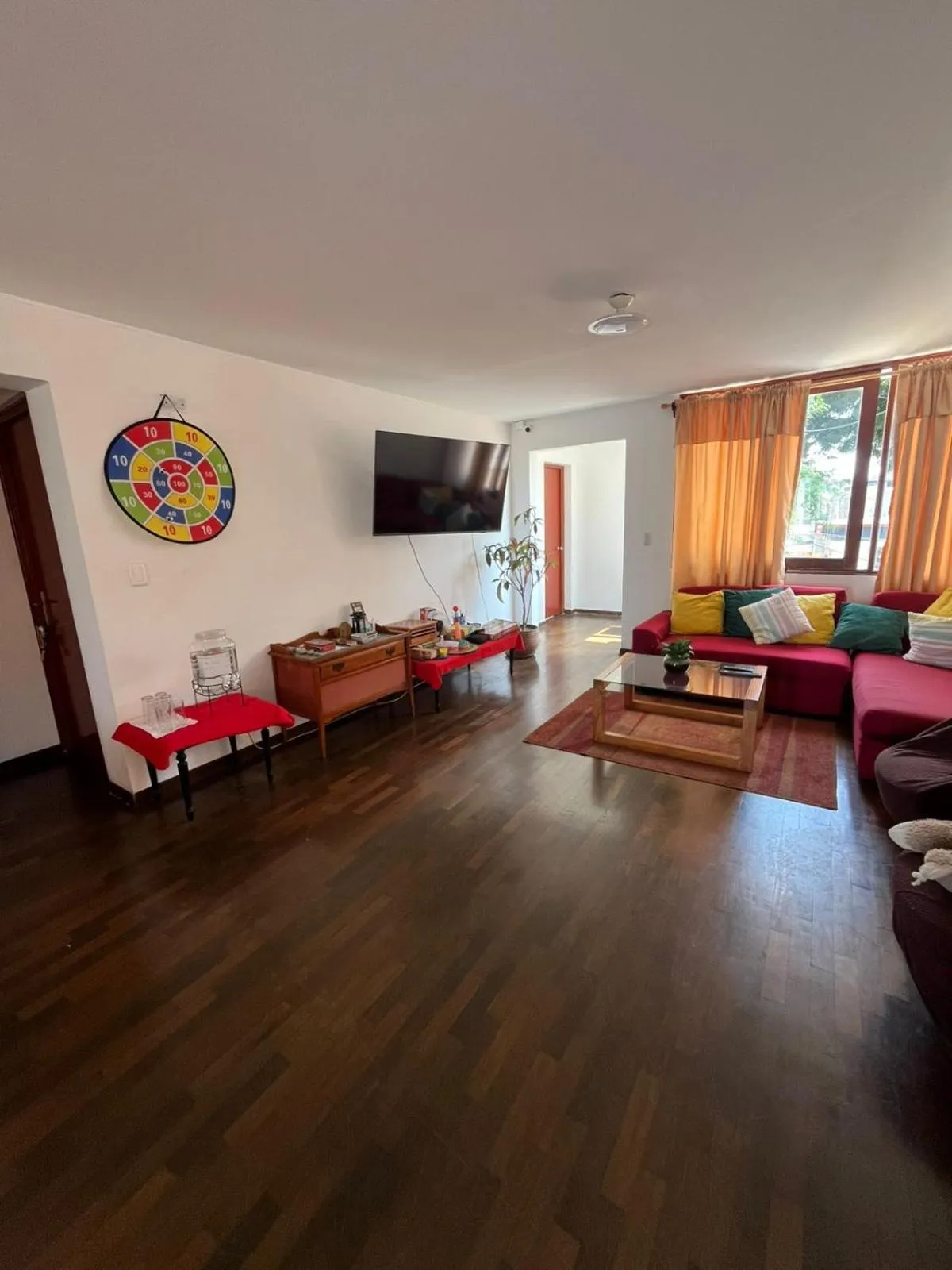 Communal lounge/ TV room in Harmony Inn Miraflores