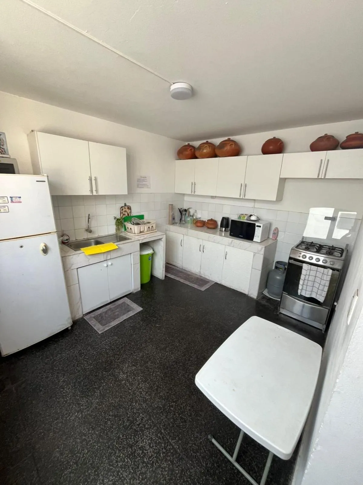 Communal kitchen in Harmony Inn Miraflores