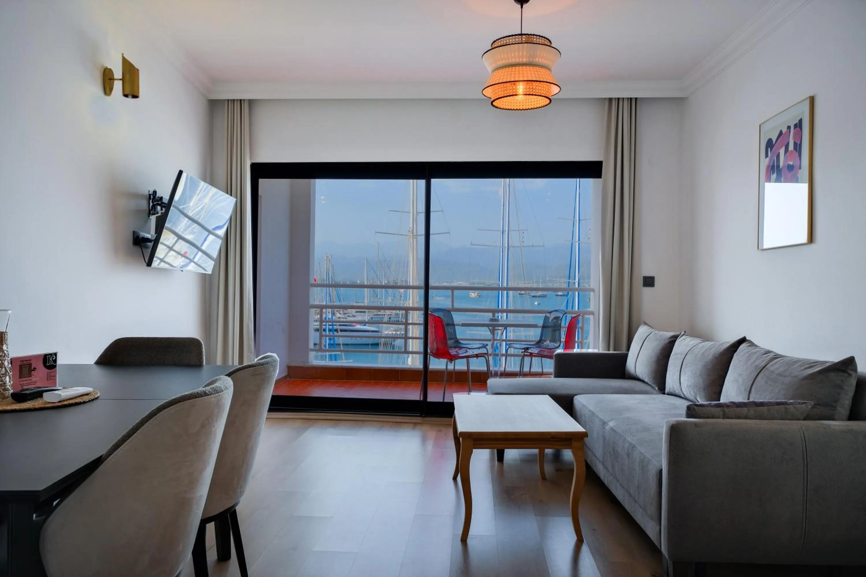 Communal lounge/ TV room in Körfez Residence