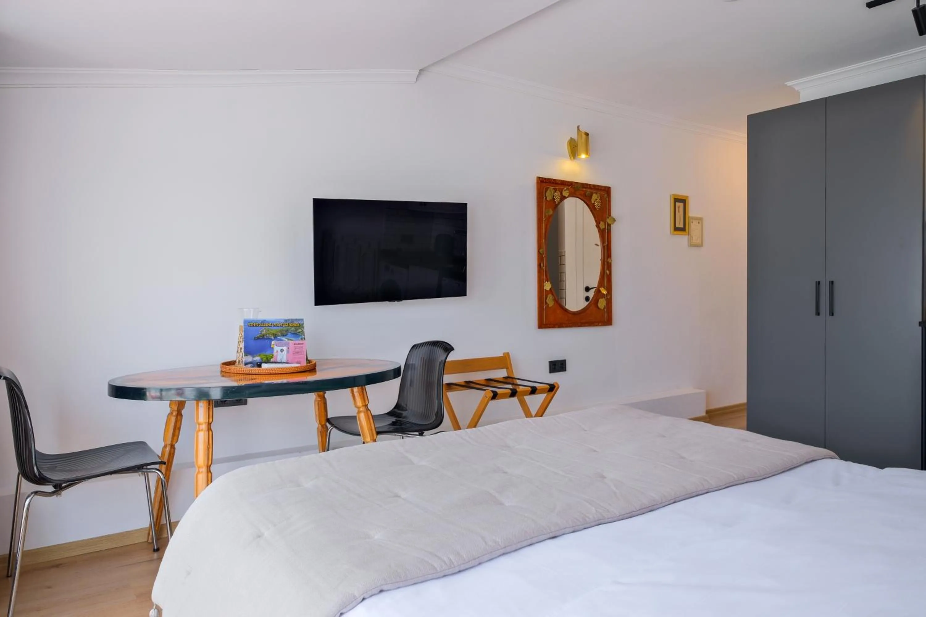 Dining area, Bed in Körfez Residence