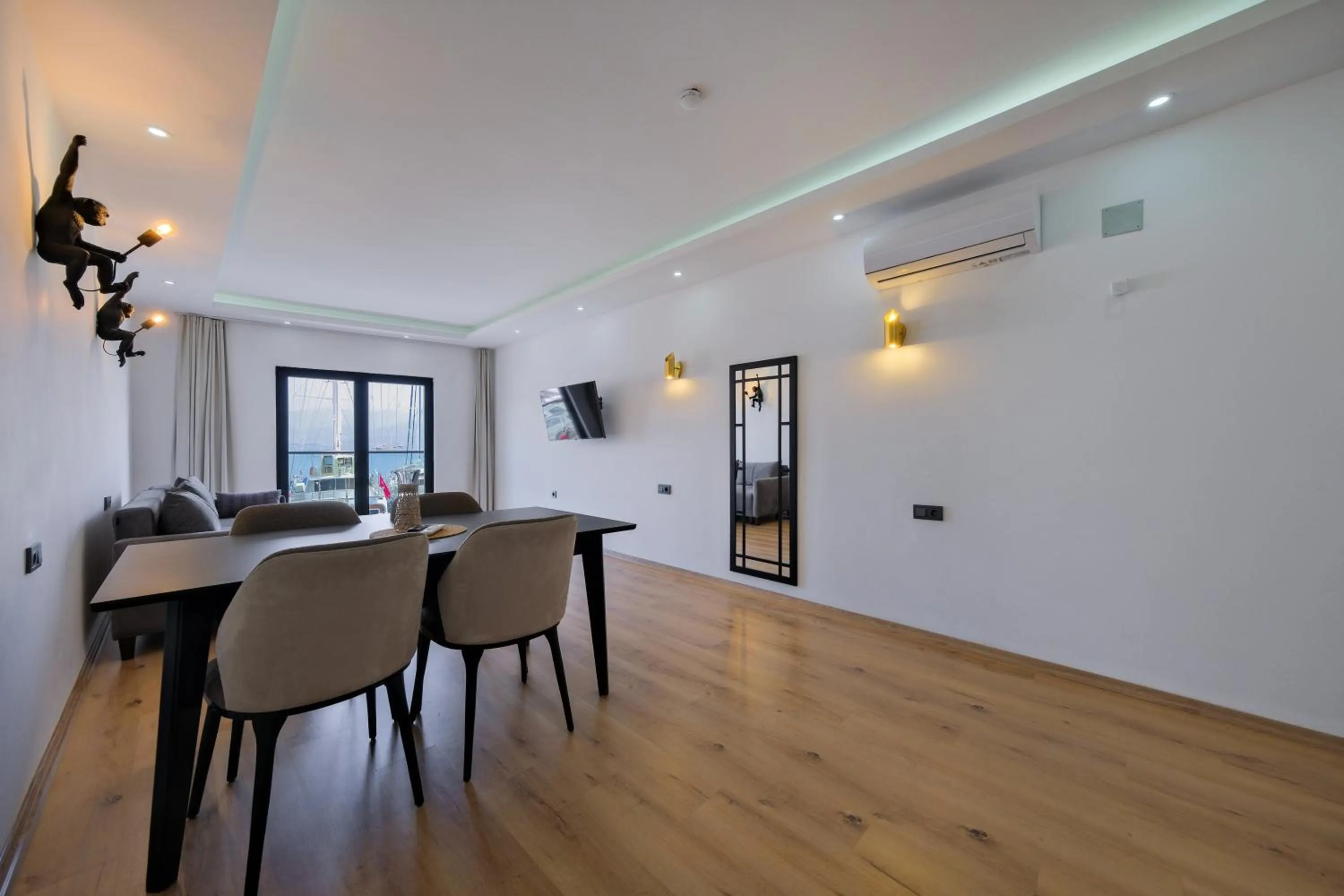 Dining area in Körfez Residence