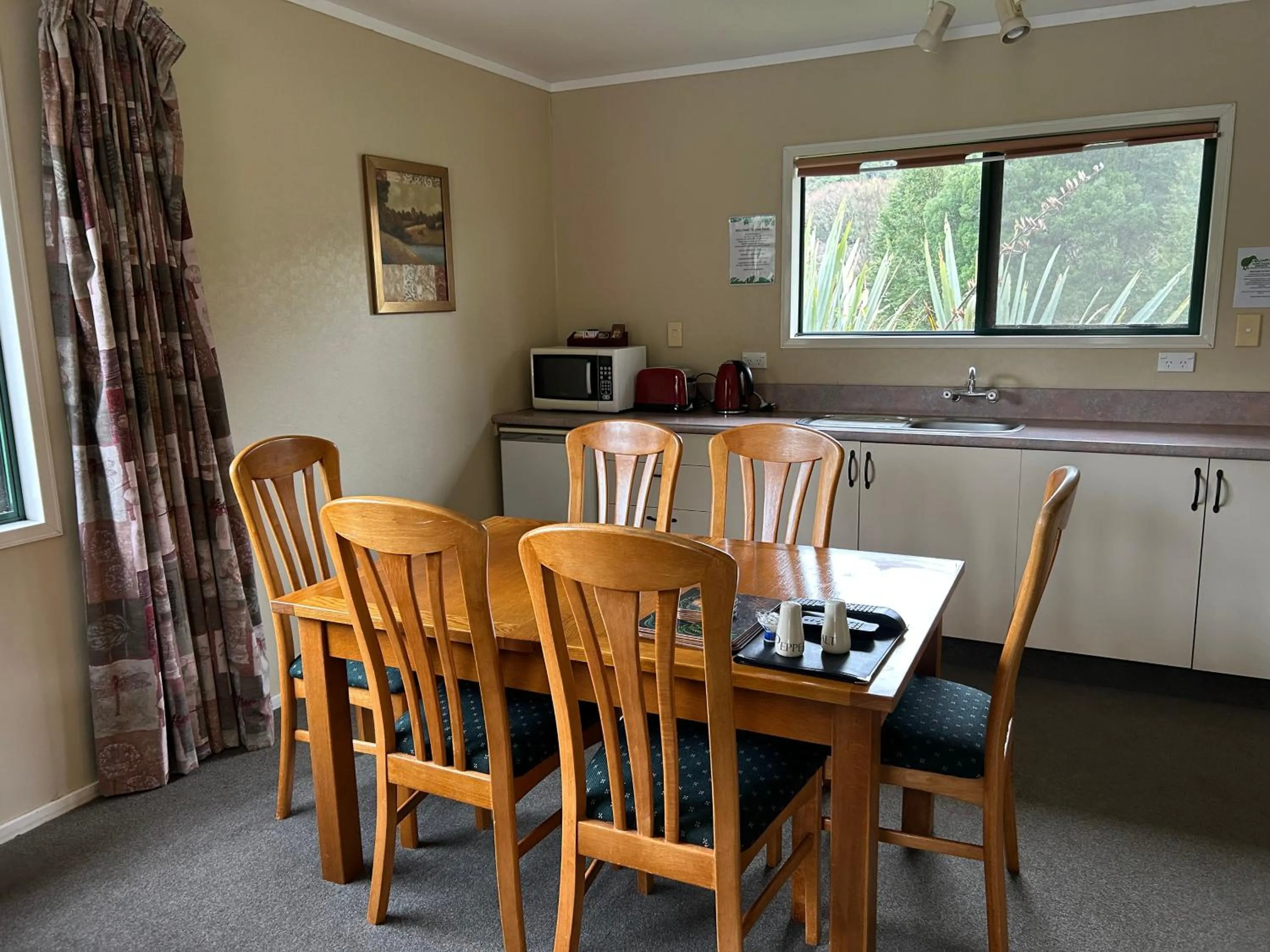 Dining area in Kiwi Park Motels
