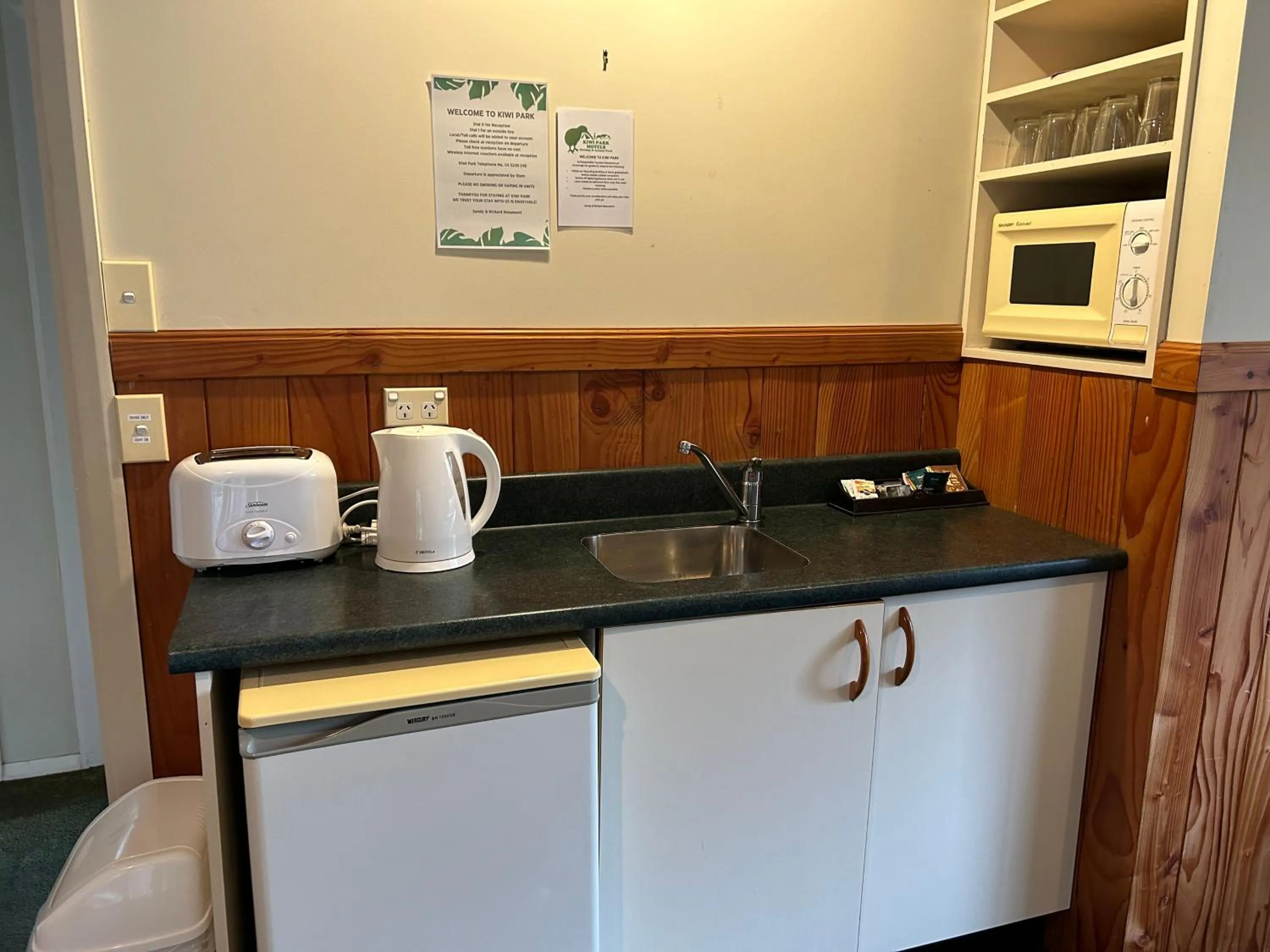 kitchen in Kiwi Park Motels