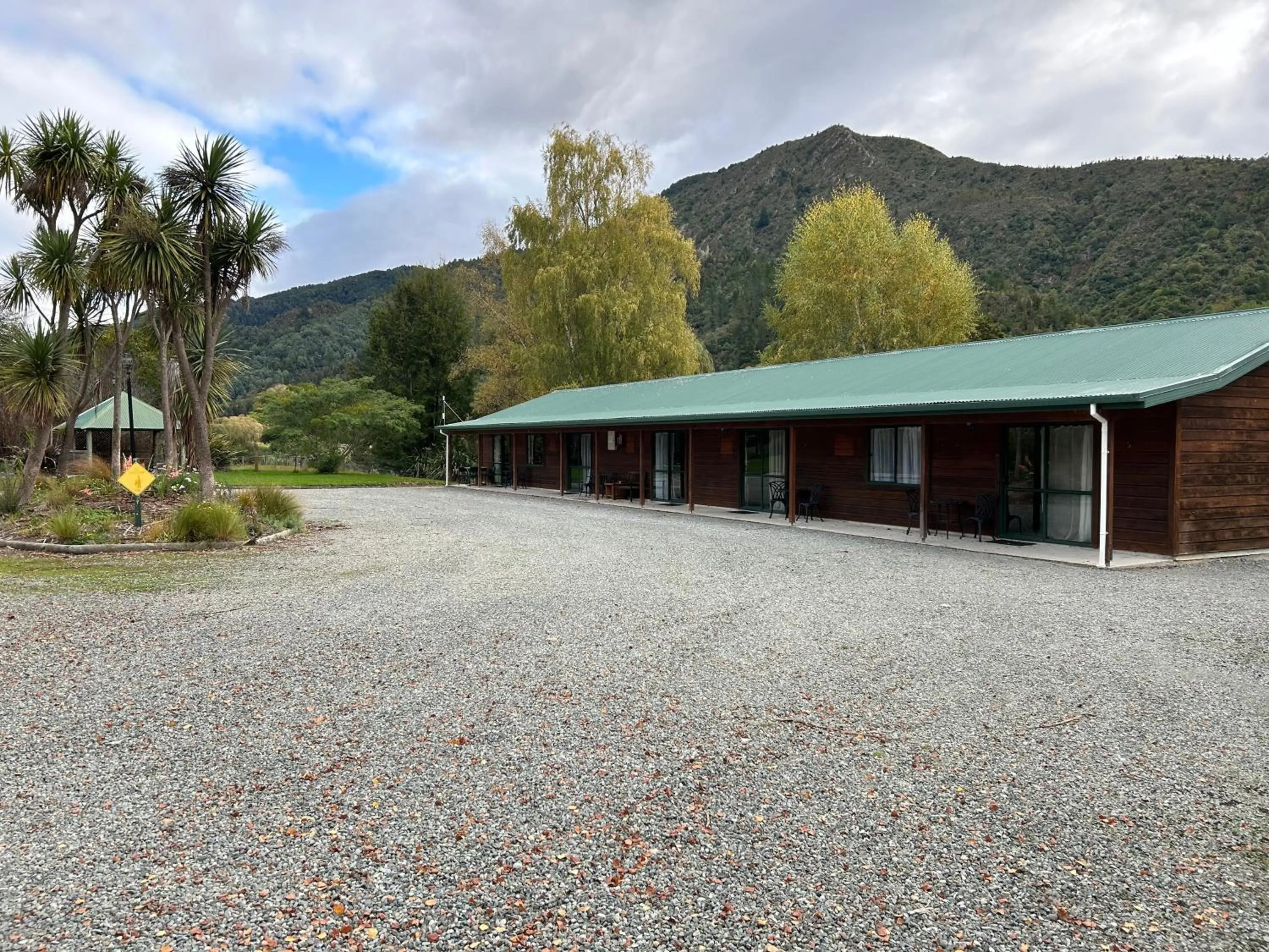 Property building in Kiwi Park Motels