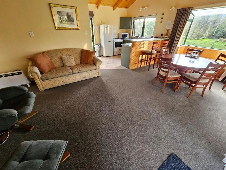 Kitchen or kitchenette in Kiwi Park Motels