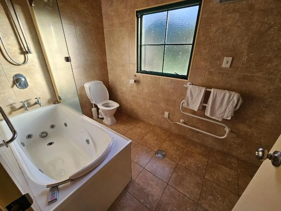 Shower in Kiwi Park Motels