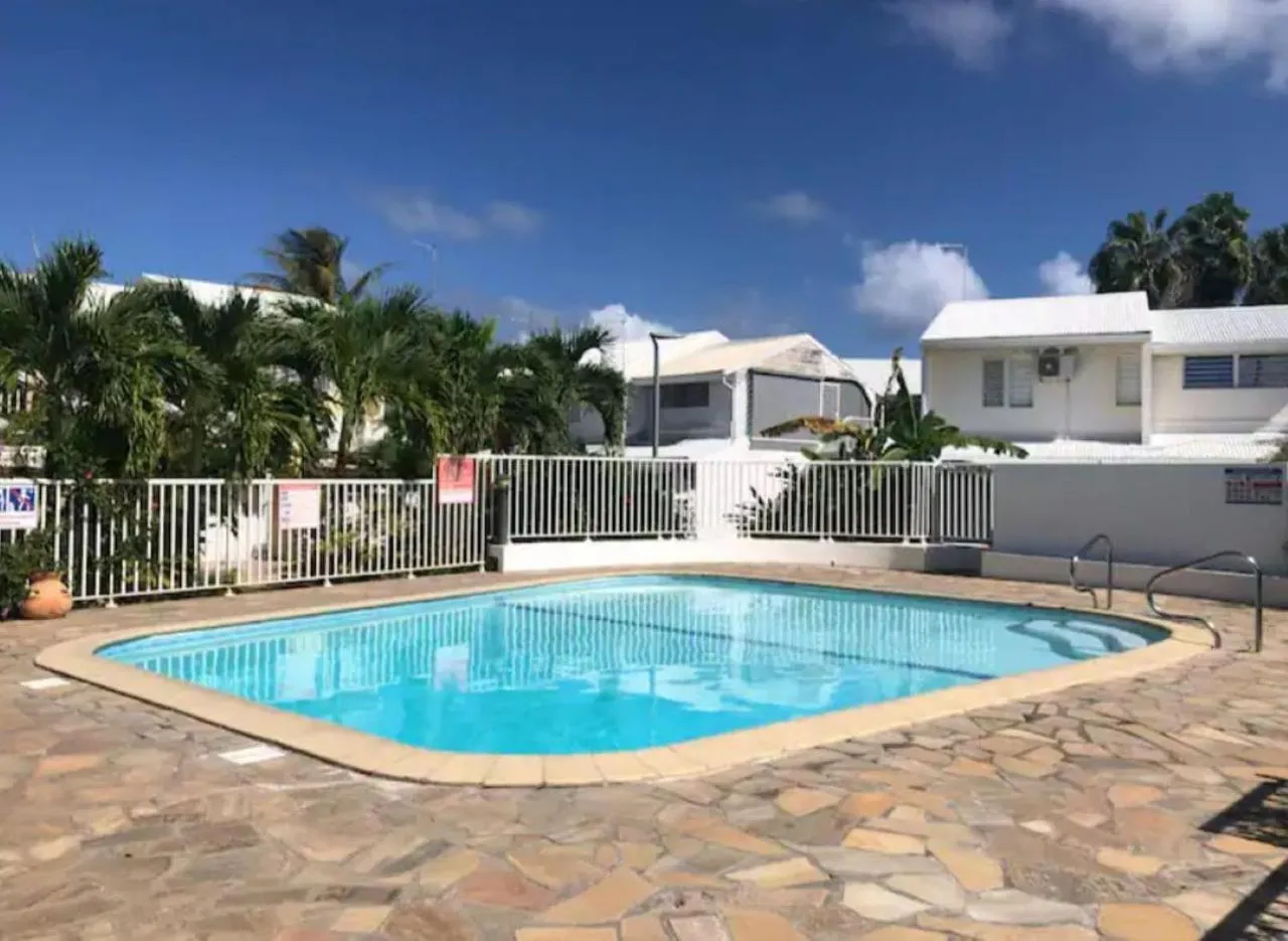 Swimming pool in Studio Azur, résidence privée et piscines, citerne