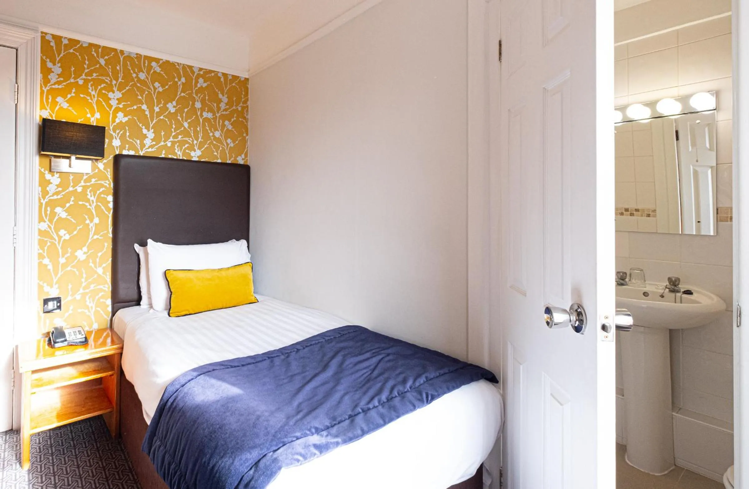 Bedroom, Bed in Durley Dean