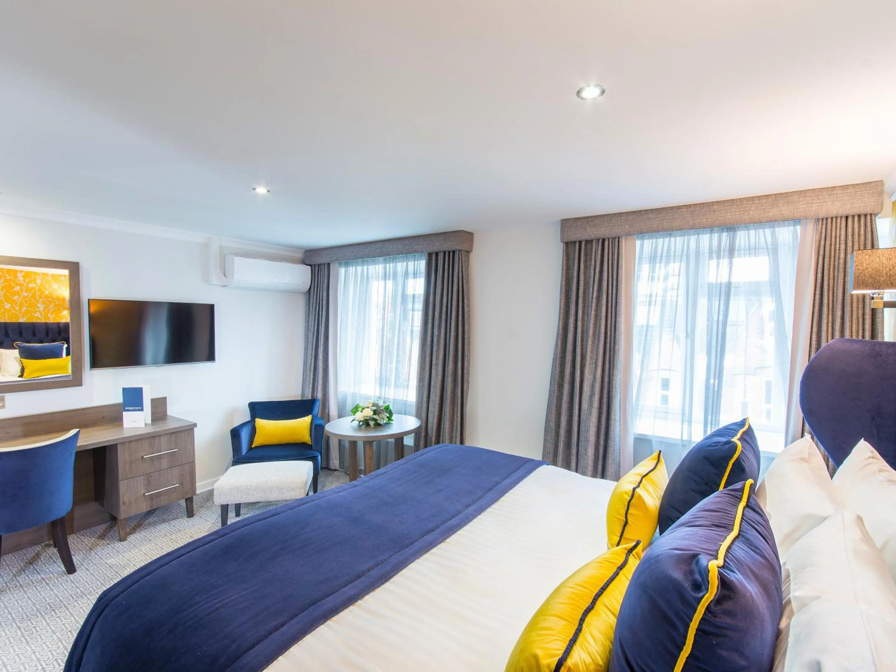 Photo of the whole room, Bed in Durley Dean