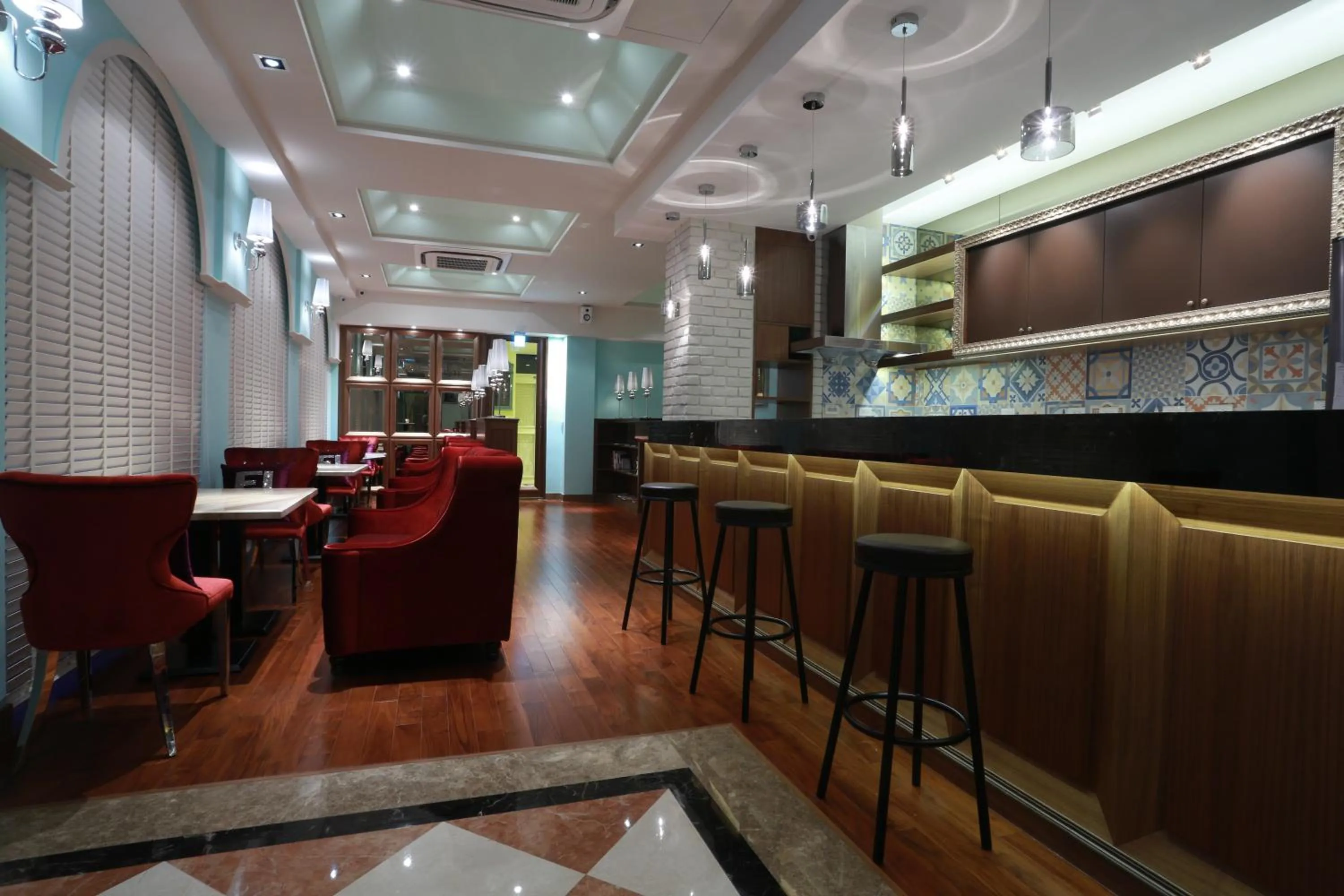 Restaurant/places to eat in Aleex Villa