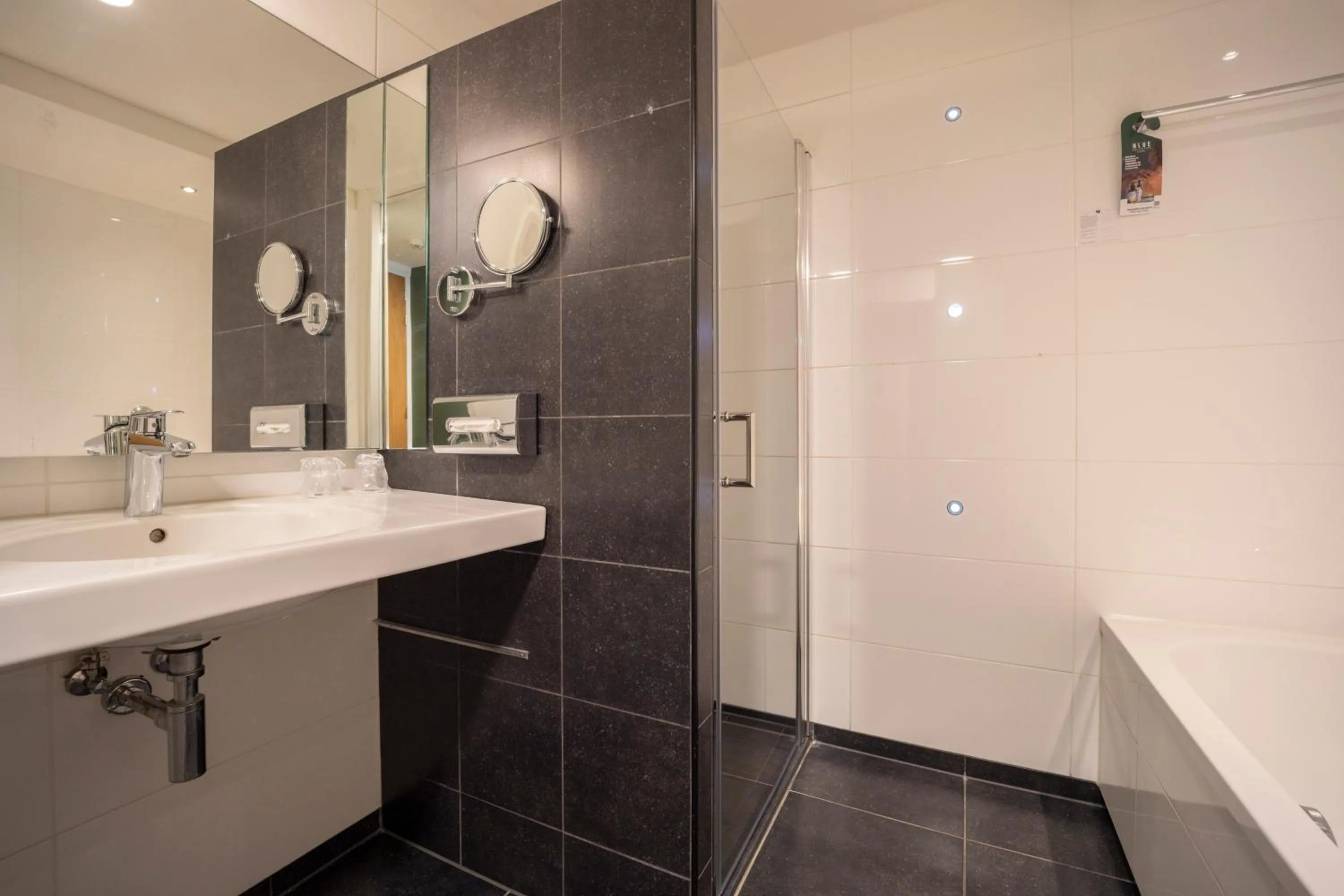 Bathroom in Fletcher Hotel-Restaurant Langewold