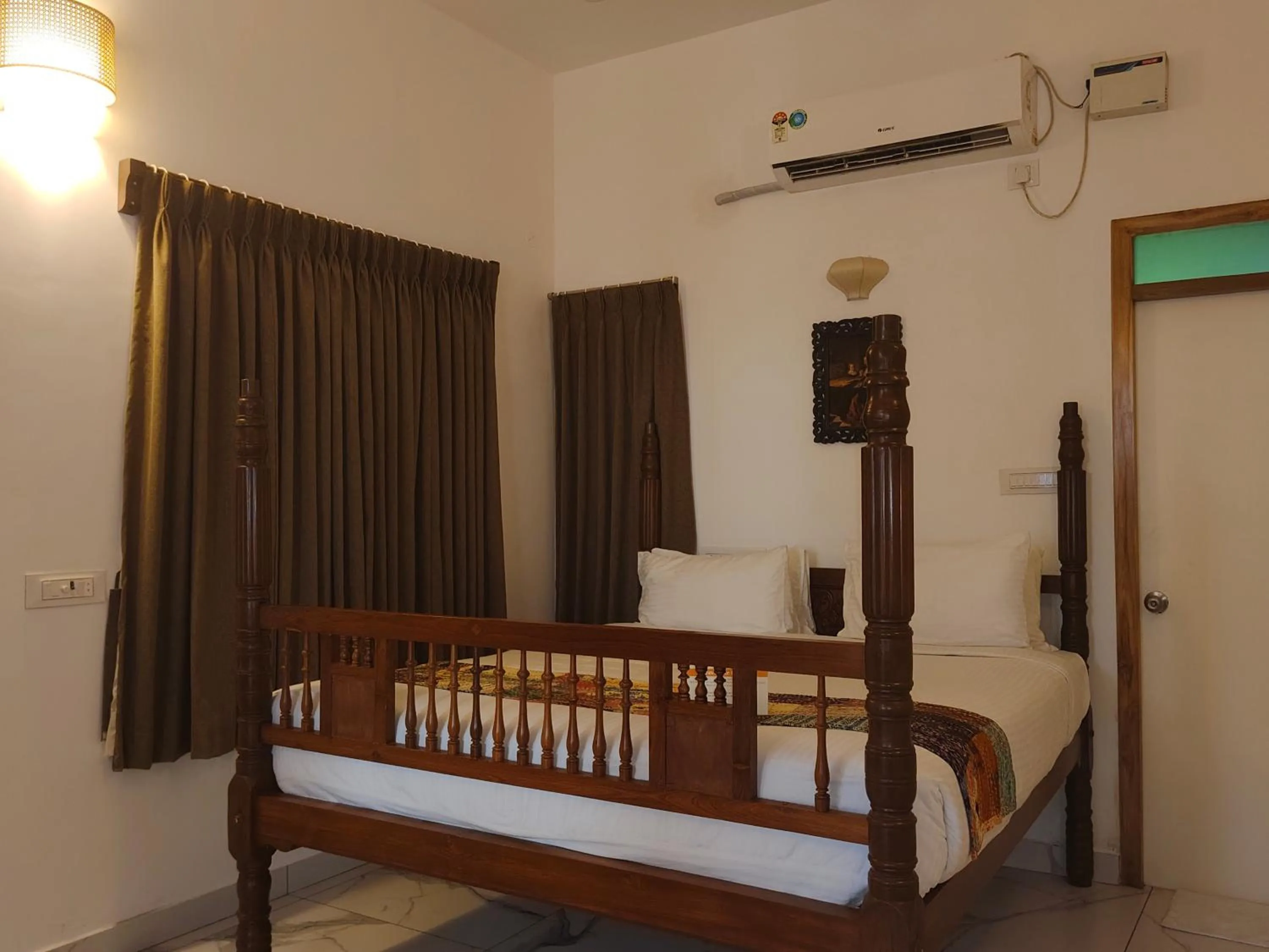 Bedroom, Bed in Bel Abri Colonial Living, Pondicherry