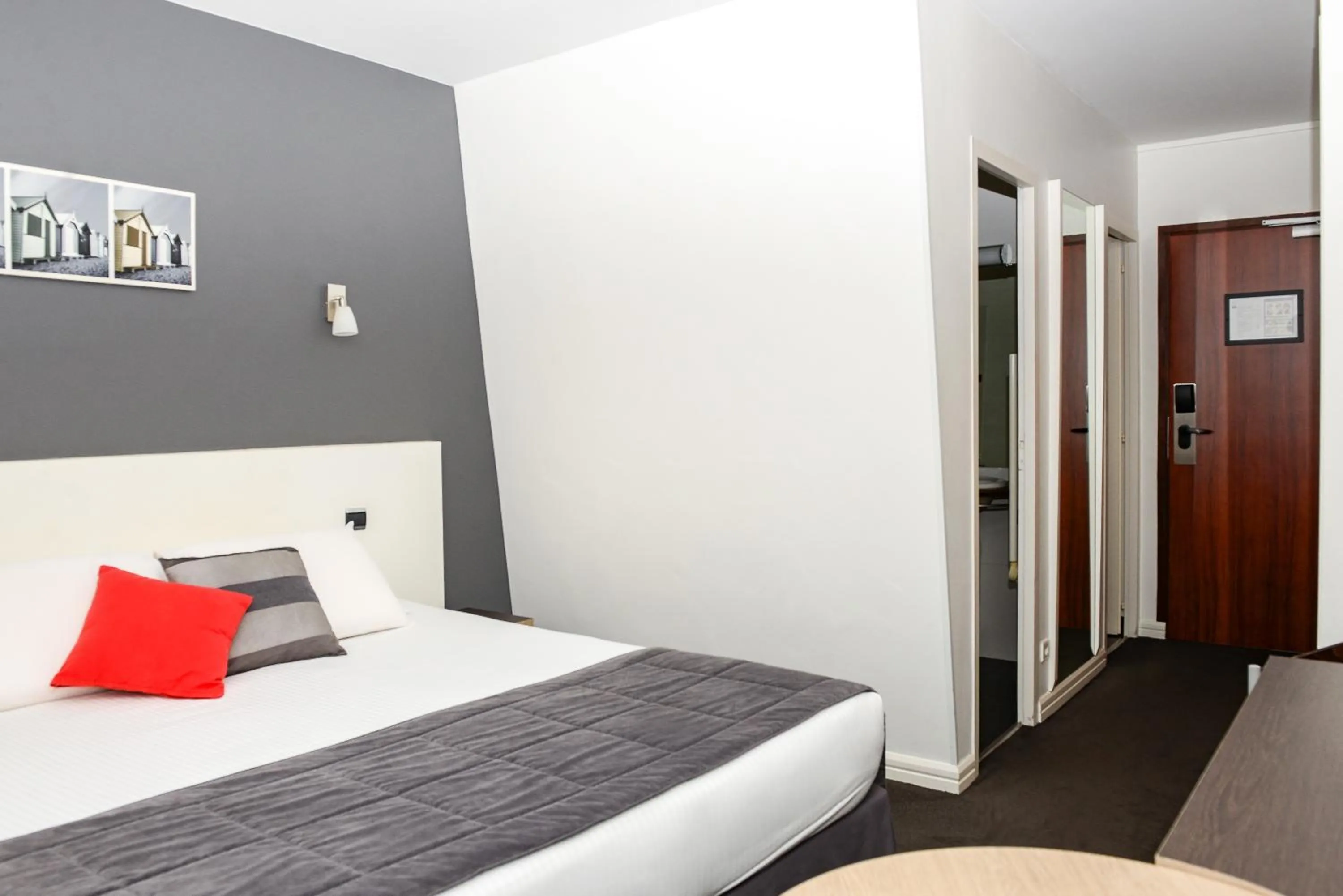 Bedroom, Bed in Kyriad Prestige Les Sables d'Olonne - Plage - Centre des Congrès