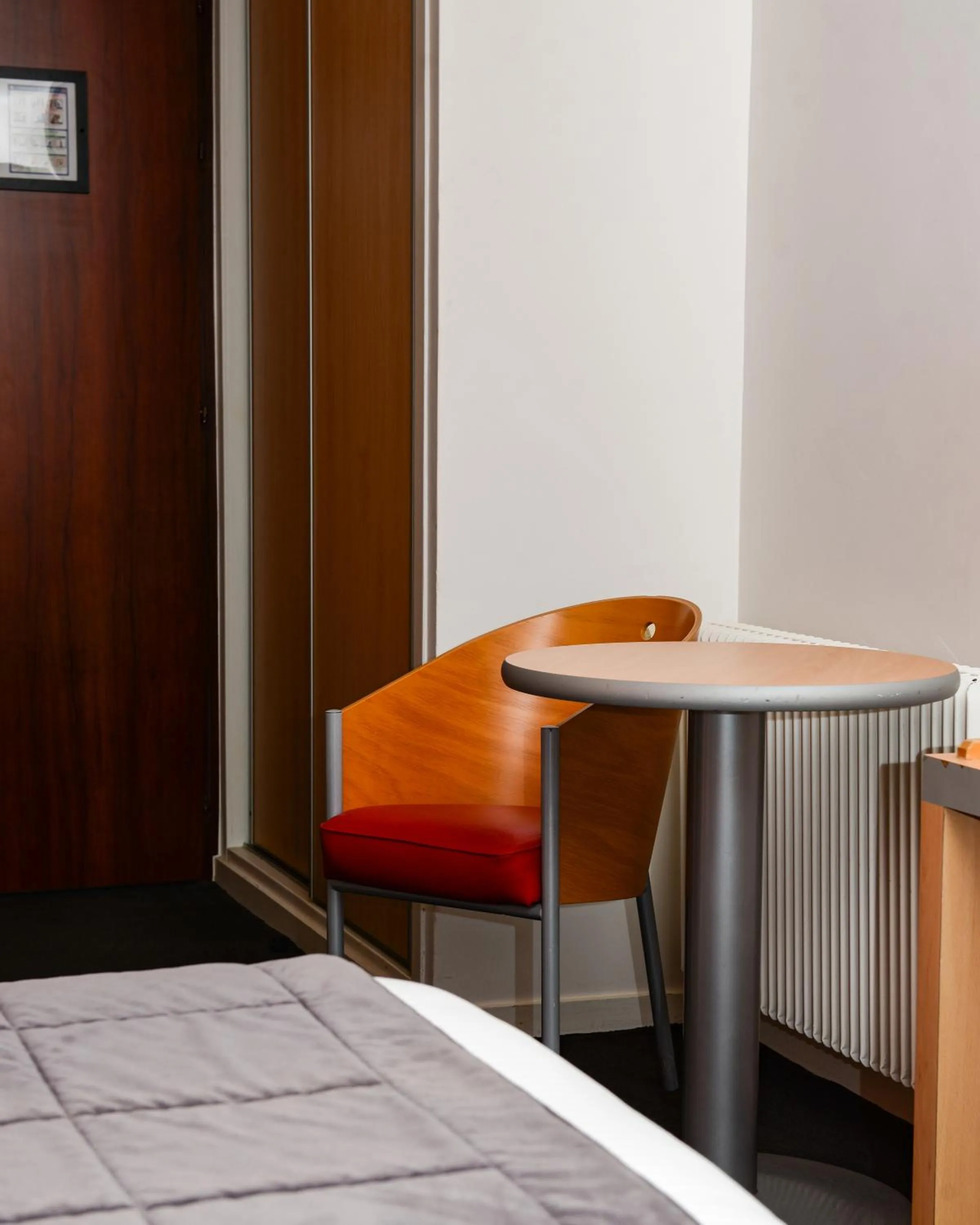 Seating area, Bed in Kyriad Prestige Les Sables d'Olonne - Plage - Centre des Congrès