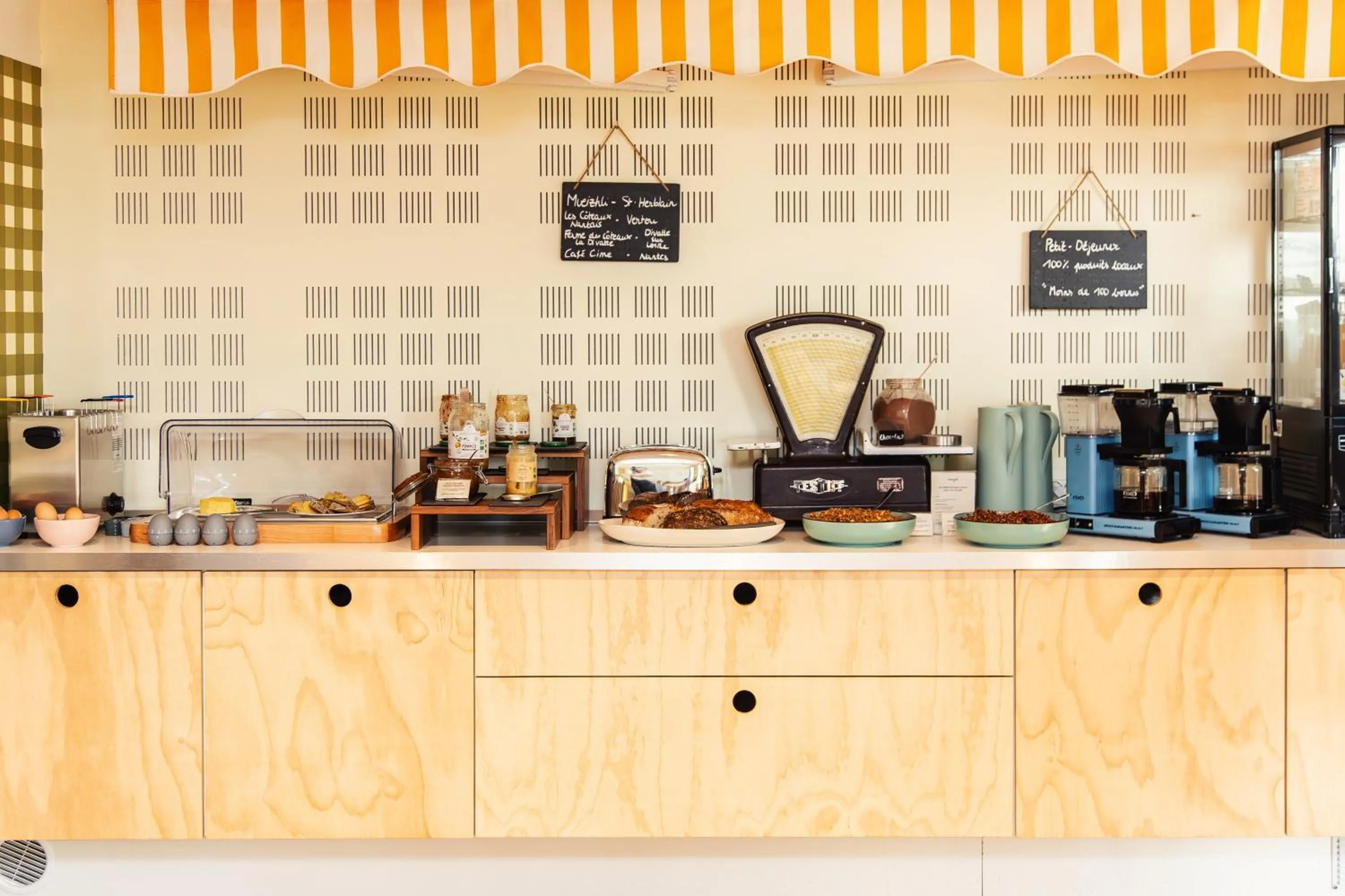 Buffet breakfast in DEMAIN Hôtel