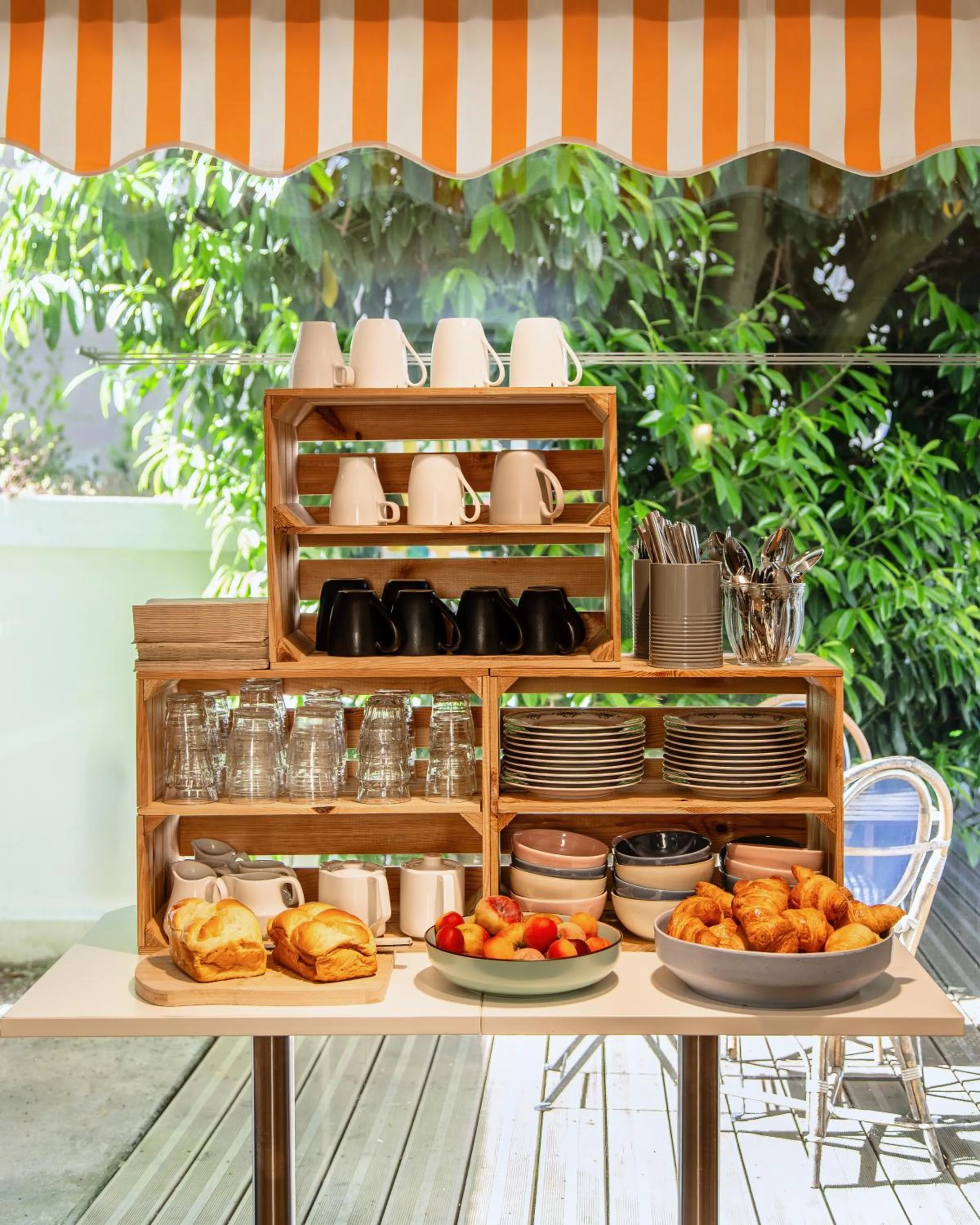 Buffet breakfast in DEMAIN Hôtel