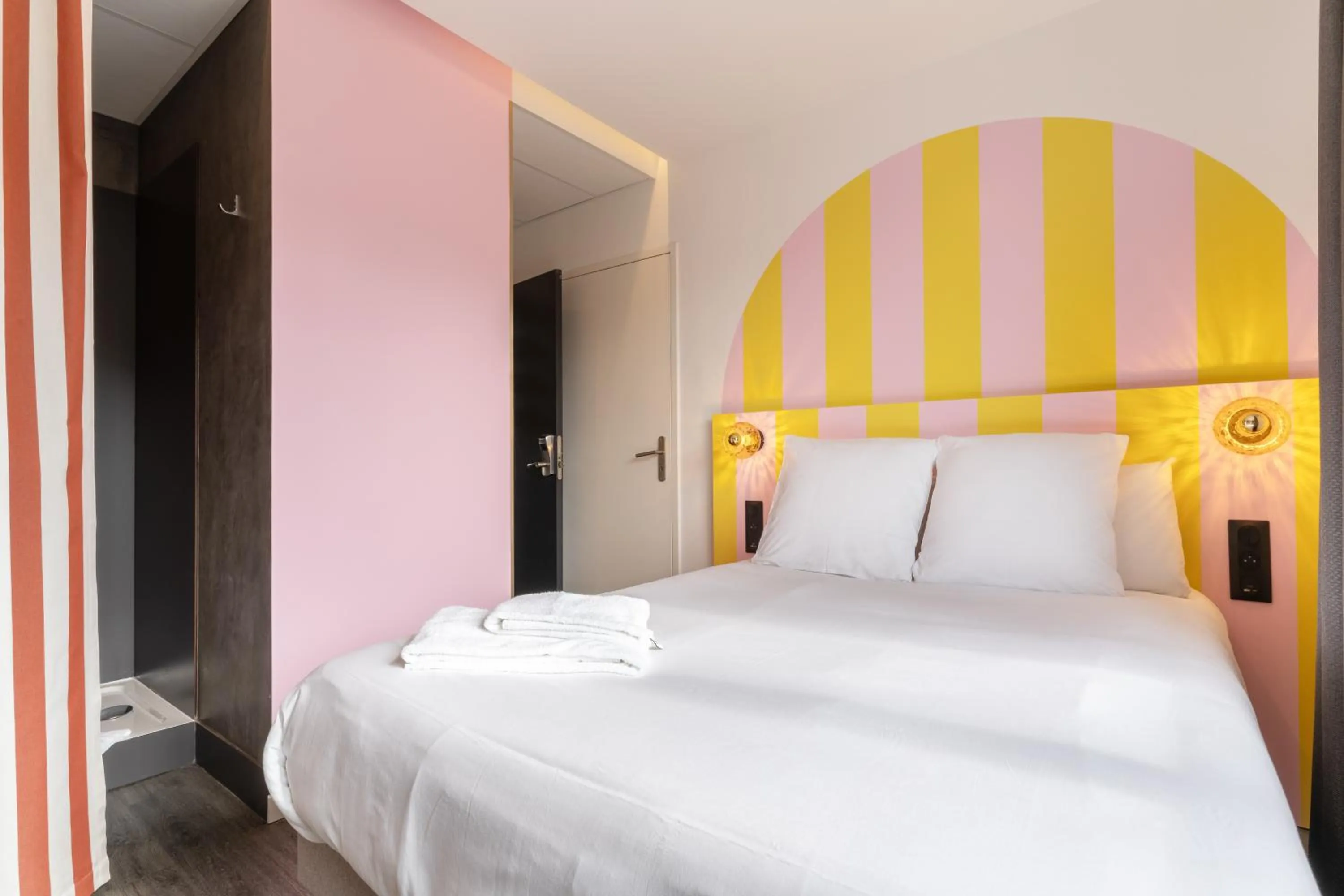 Bed in DEMAIN Hôtel