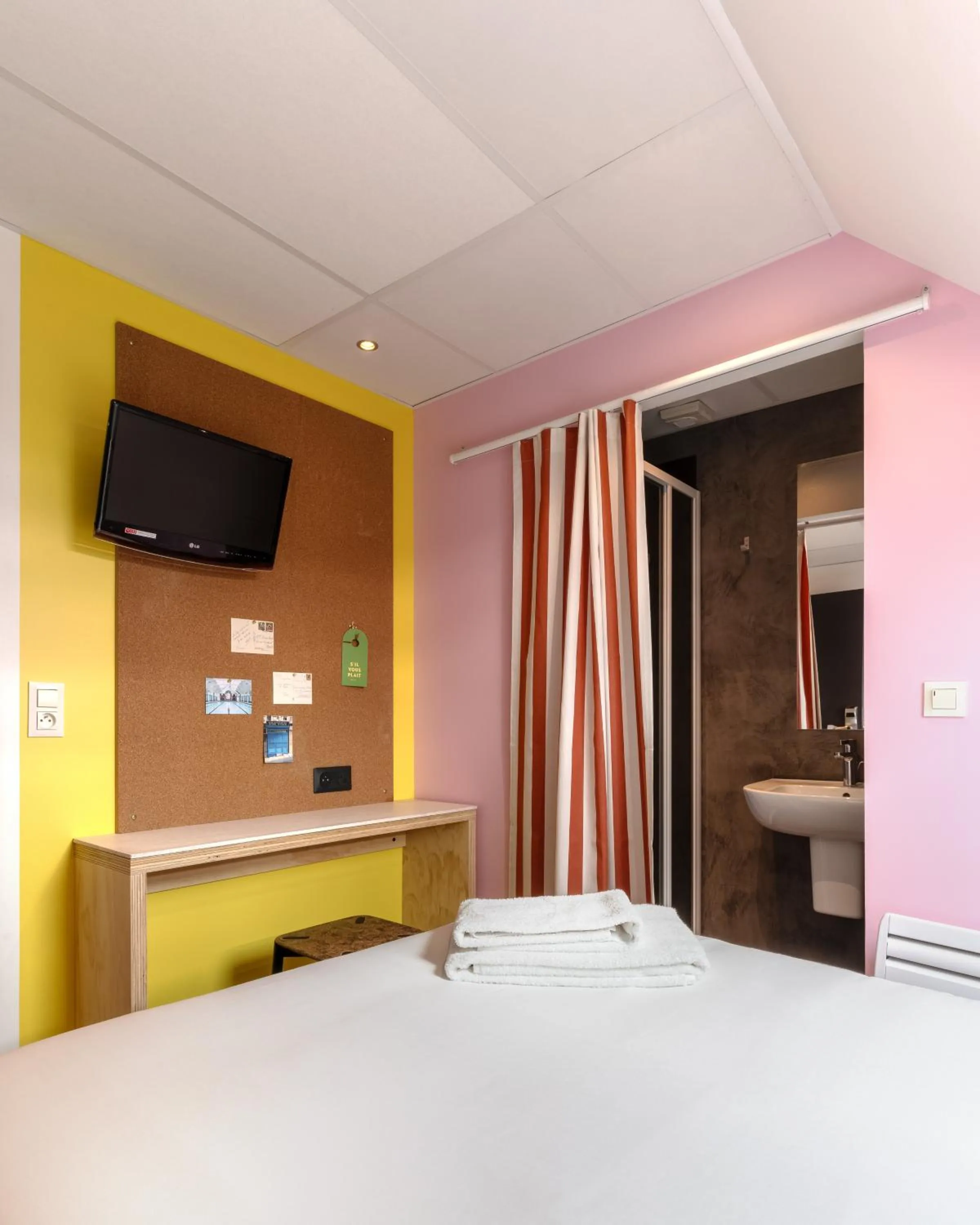 Bathroom, Bed in DEMAIN Hôtel