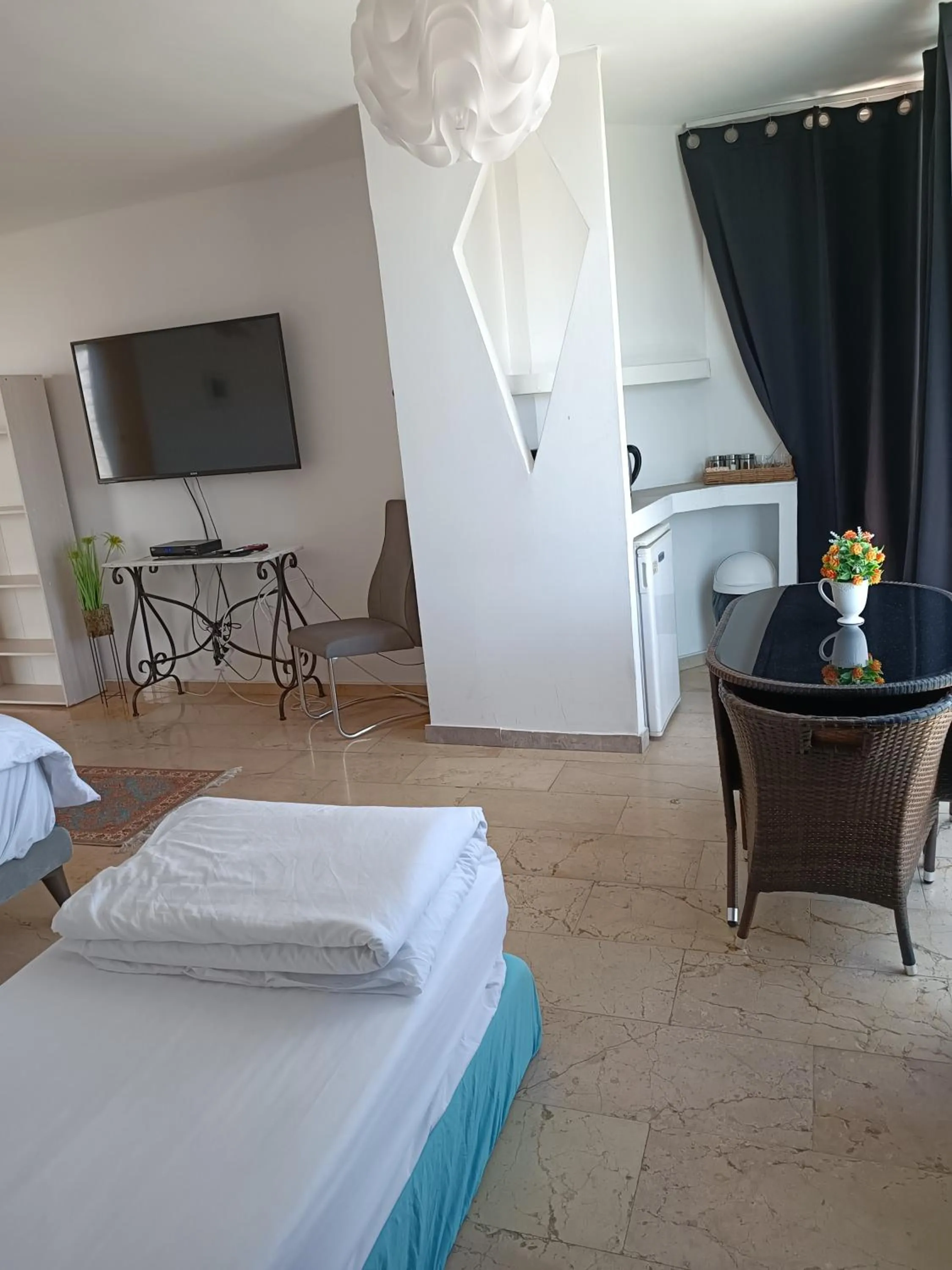 Seating area, Bed in Custo Club