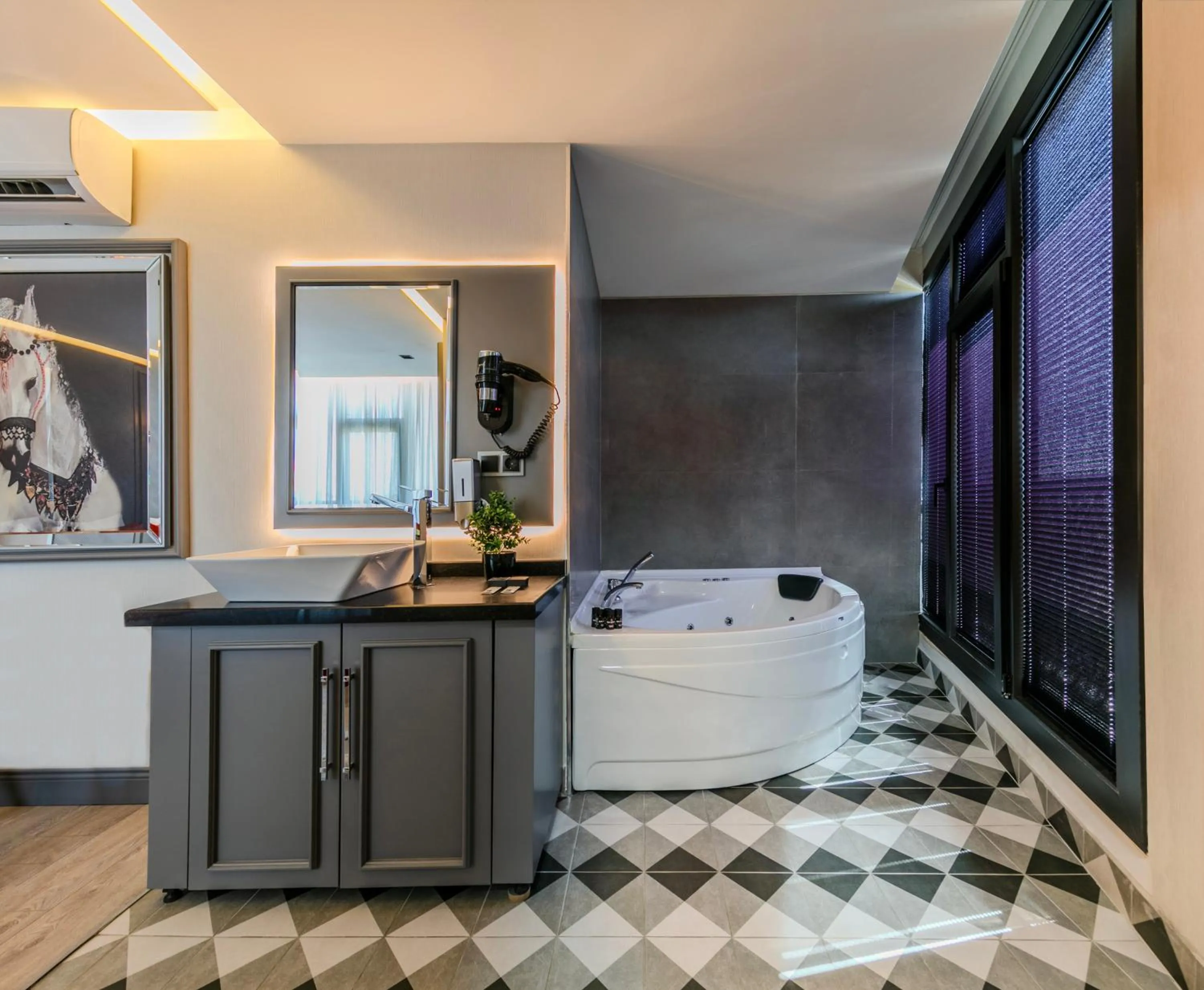 Hot Tub in Atar Airport Hotel - Restaurant & Spa Wellness