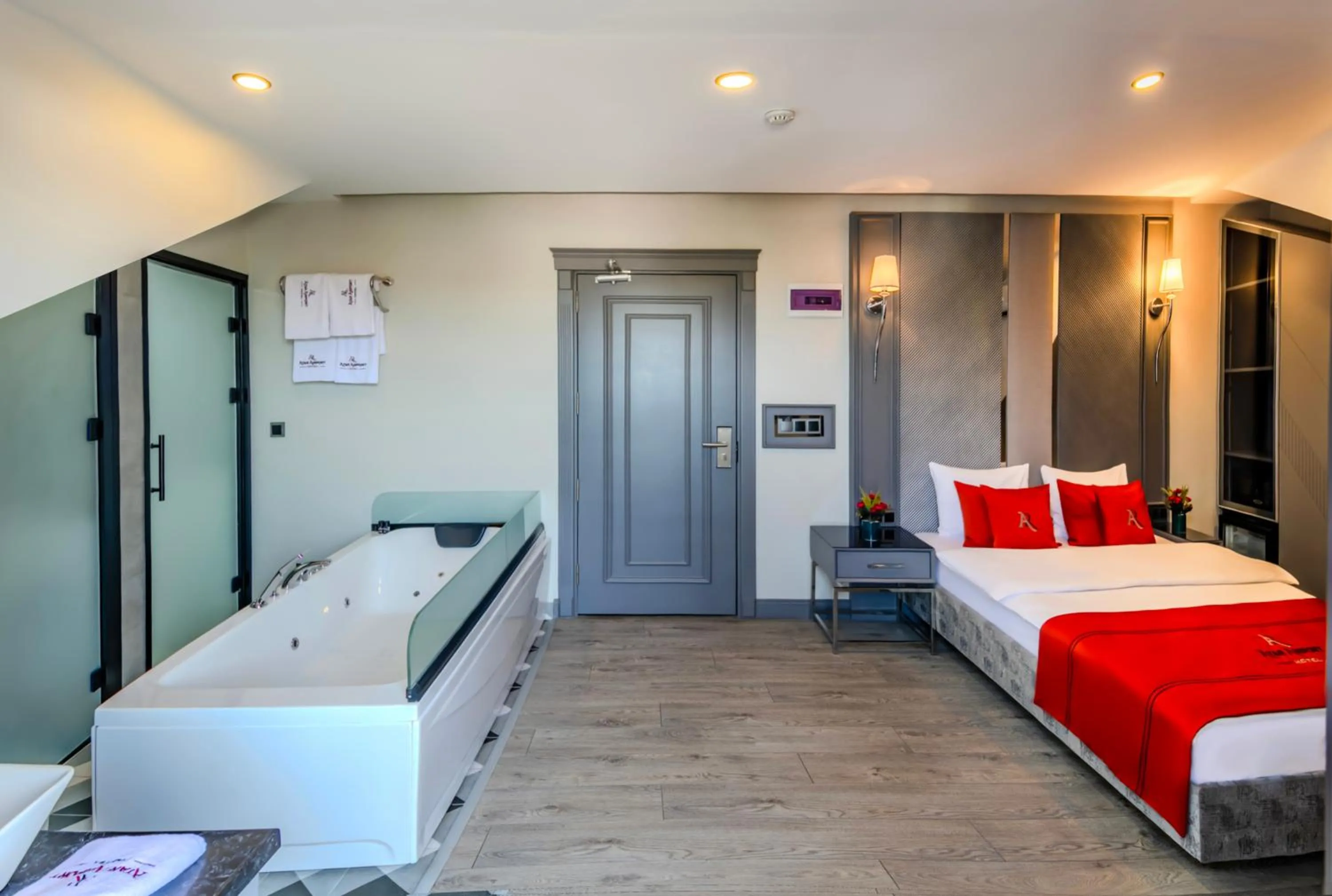 Hot Tub, Bed in Atar Airport Hotel - Restaurant & Spa Wellness