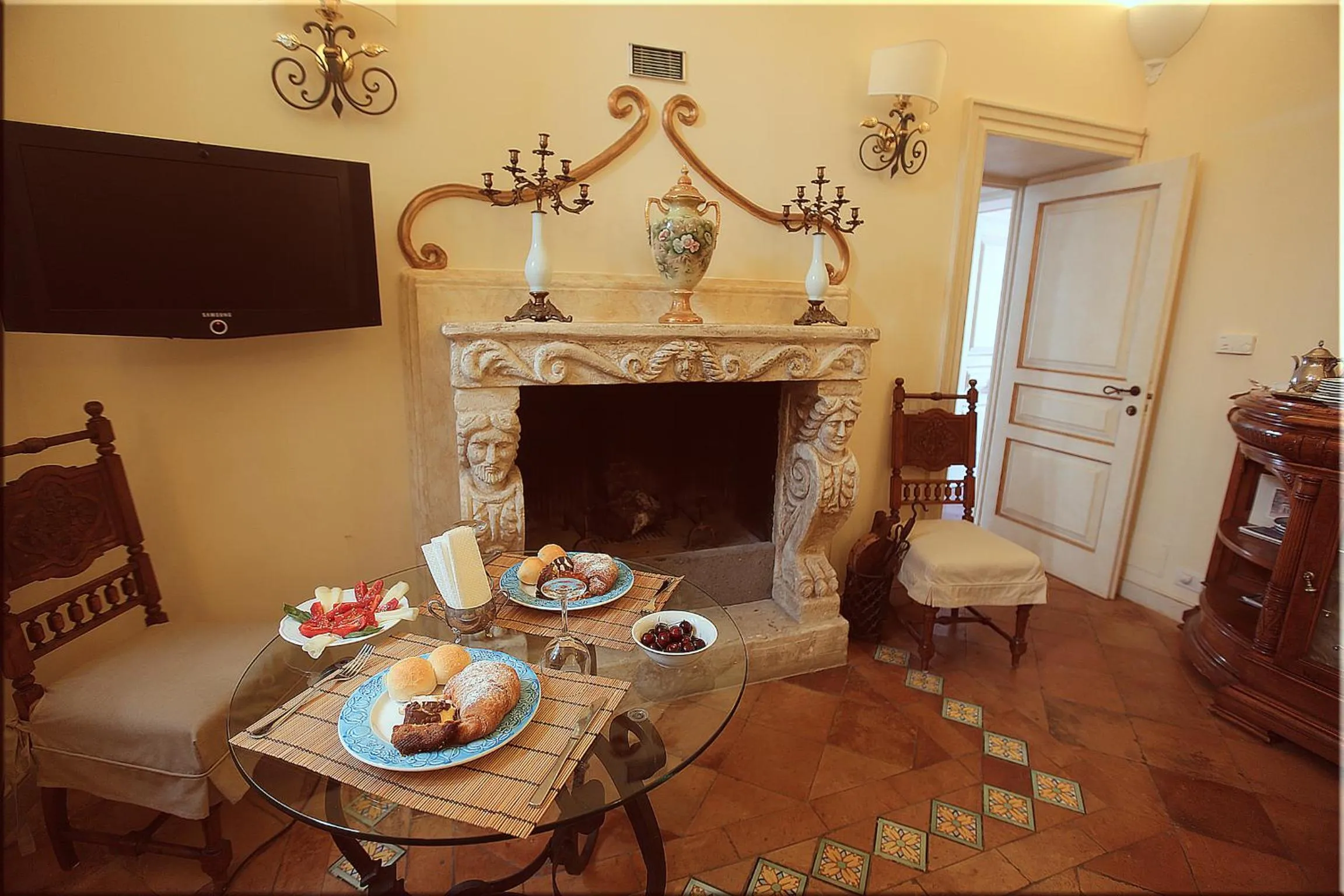 Kitchen or kitchenette in Villa Alba d'Oro - Historic luxury villa