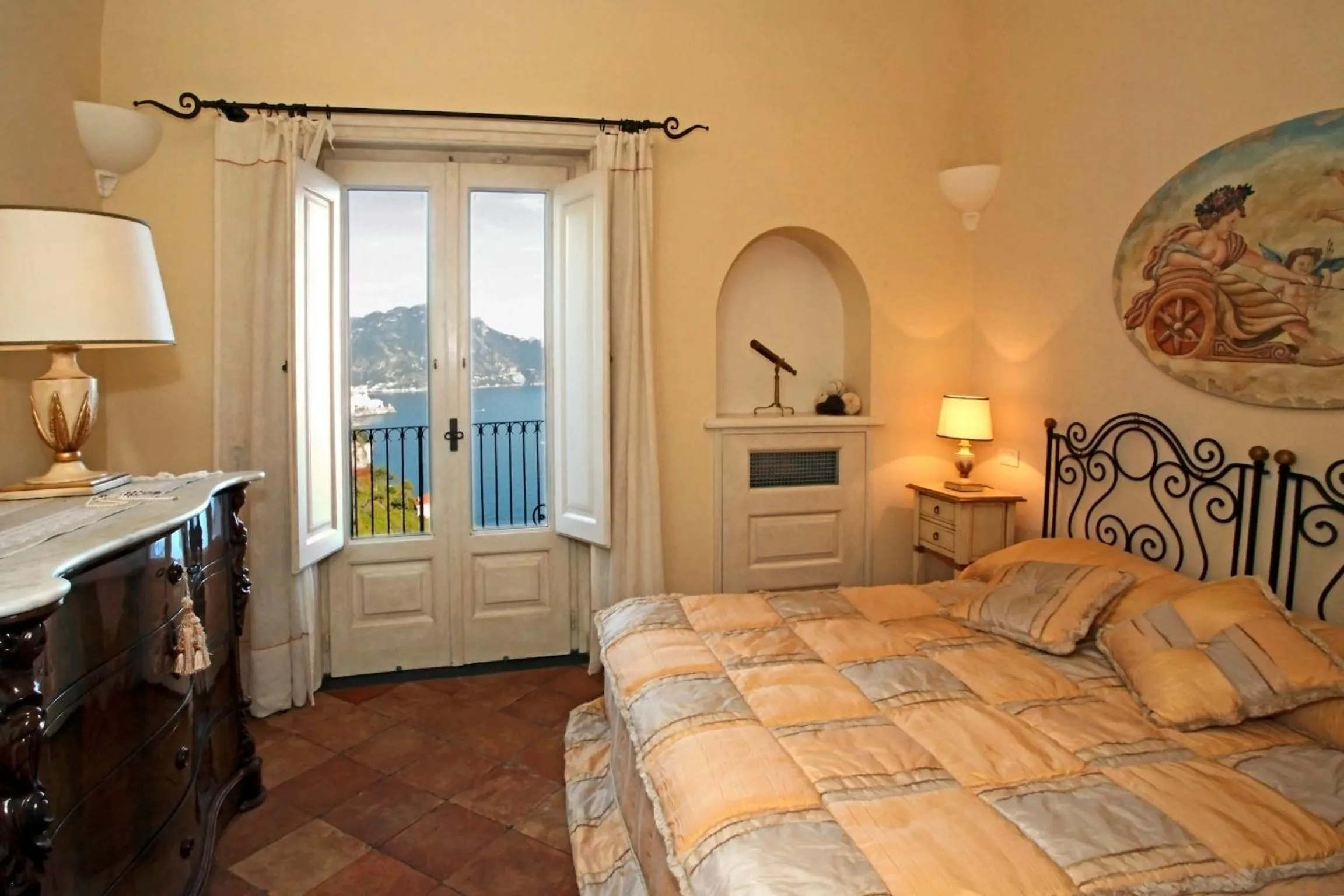 Bedroom, Bed in Villa Alba d'Oro - Historic luxury villa