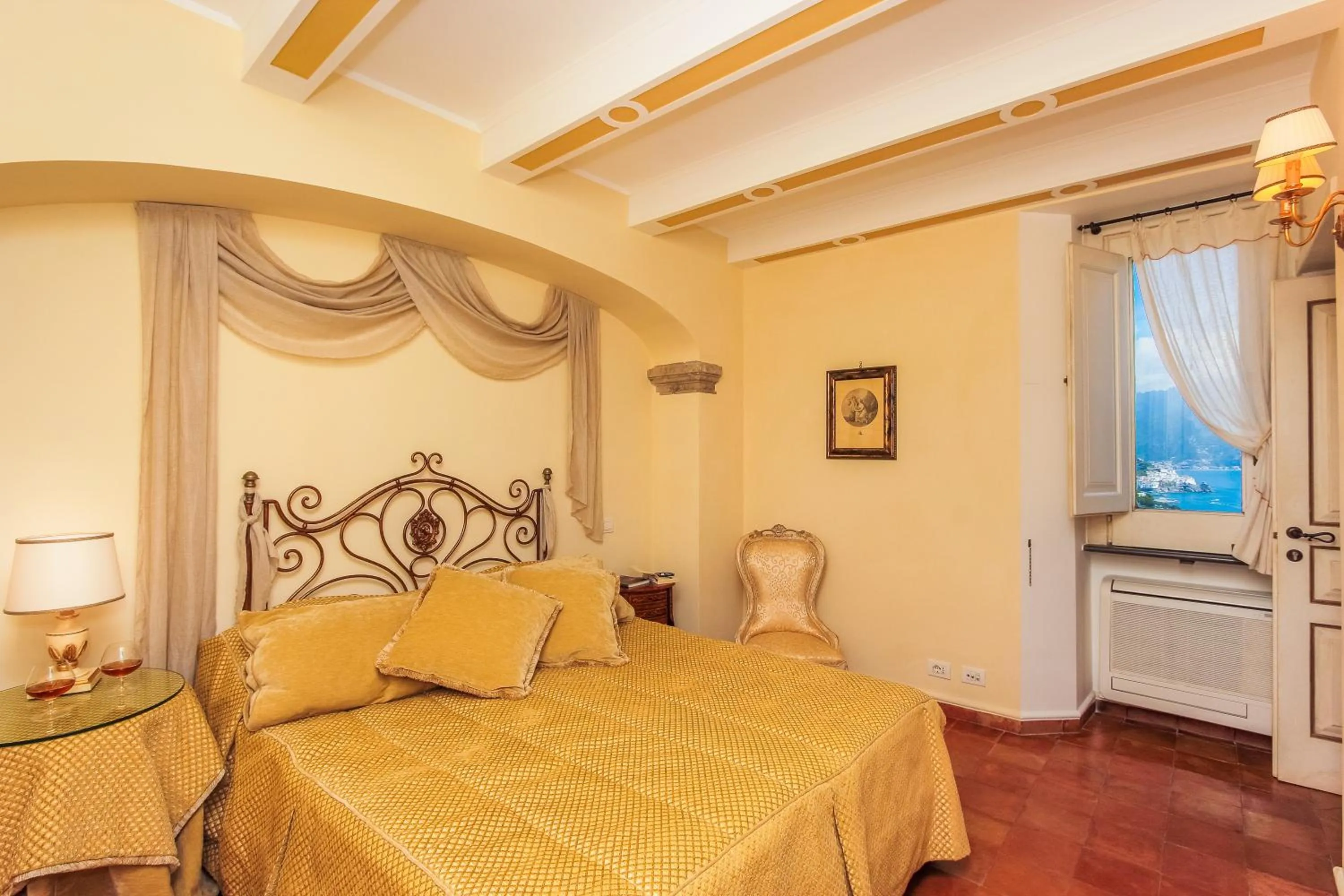 Bedroom, Bed in Villa Alba d'Oro - Historic luxury villa