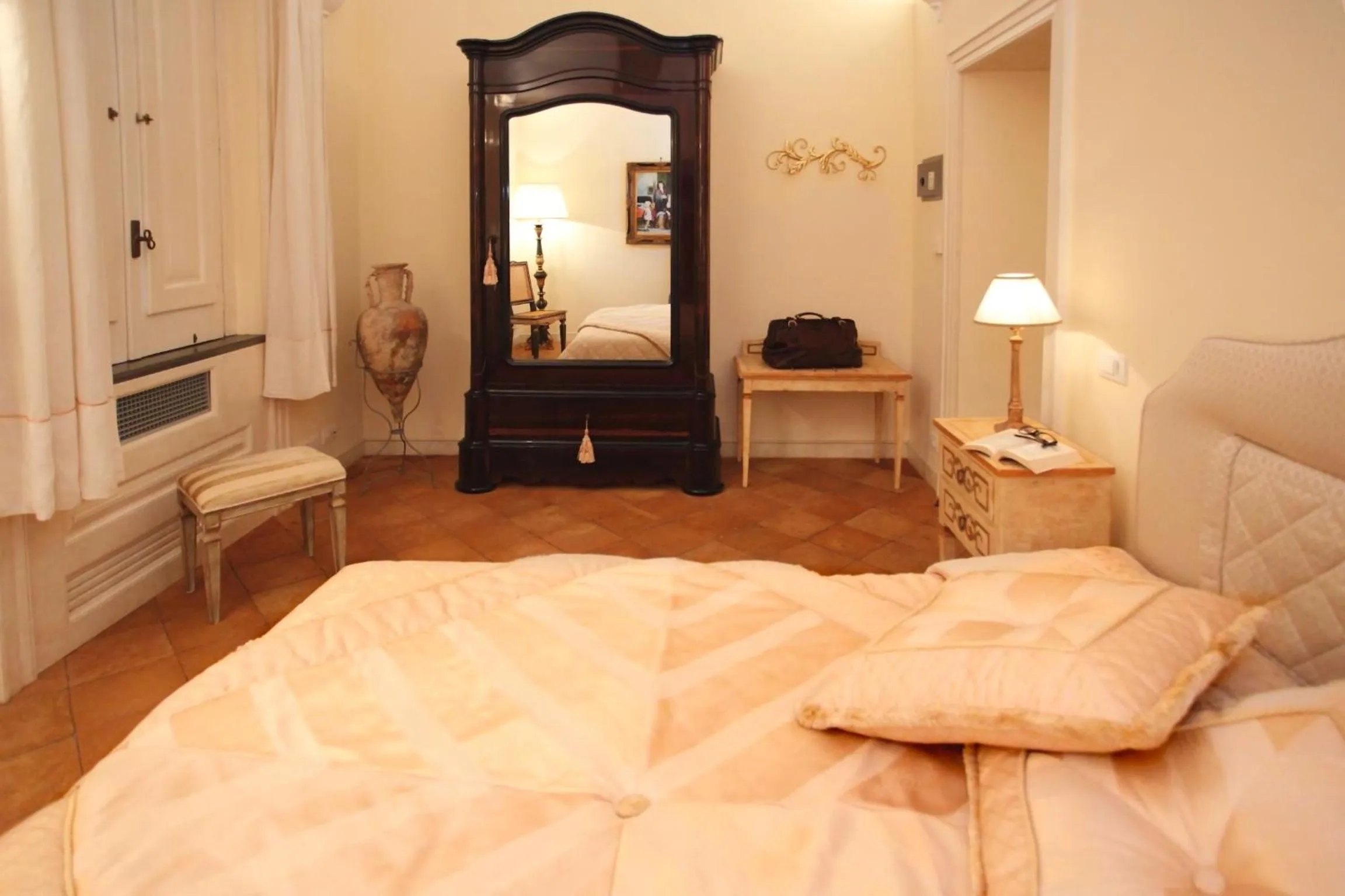 Bedroom, Bed in Villa Alba d'Oro - Historic luxury villa
