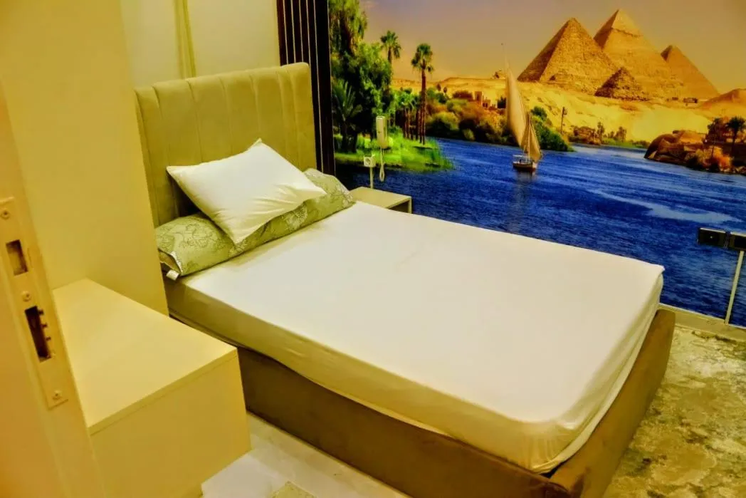 Bed in fabulous view pyramids inn hotel