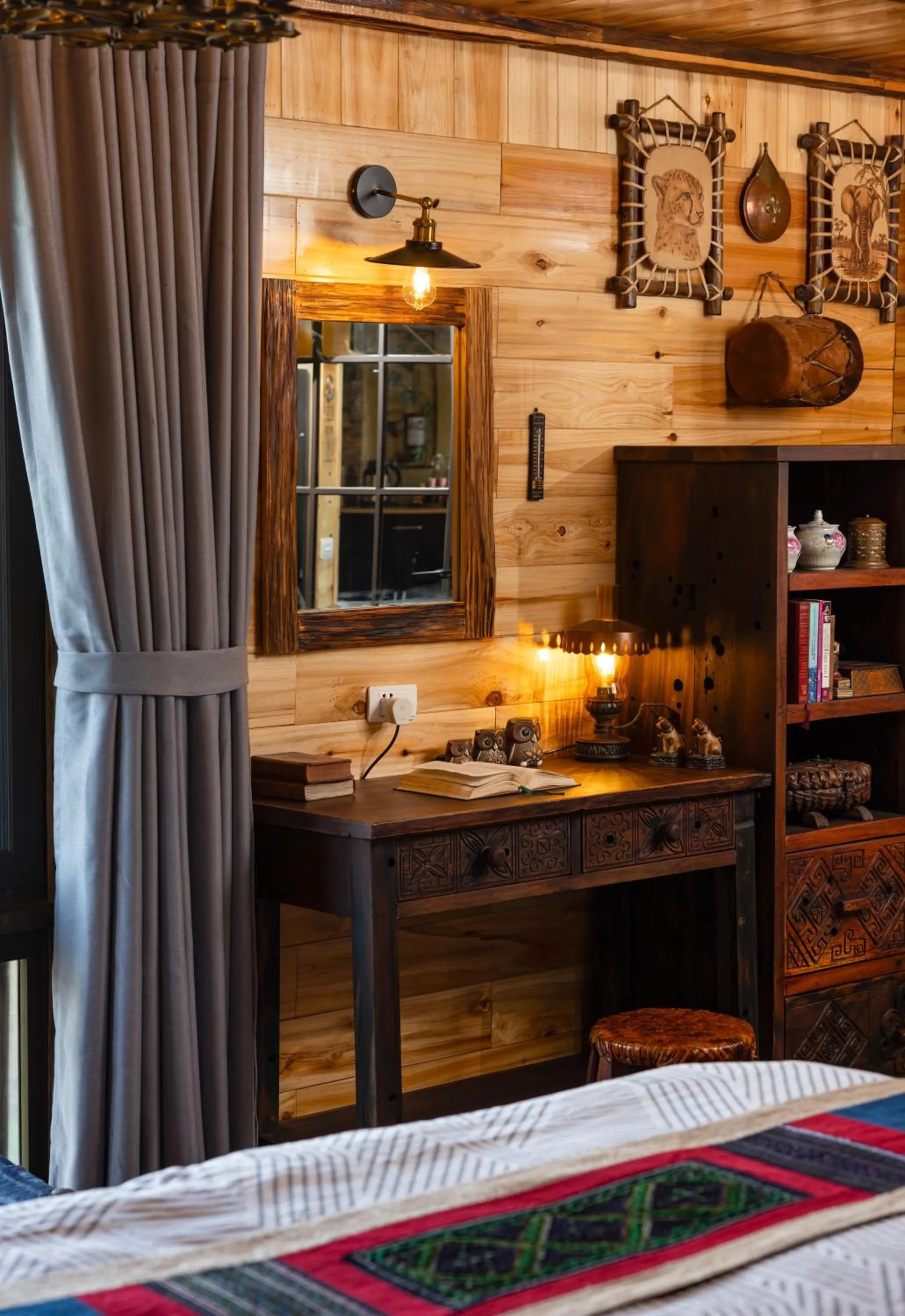 Photo of the whole room, Bed in Ta Phin Cottage