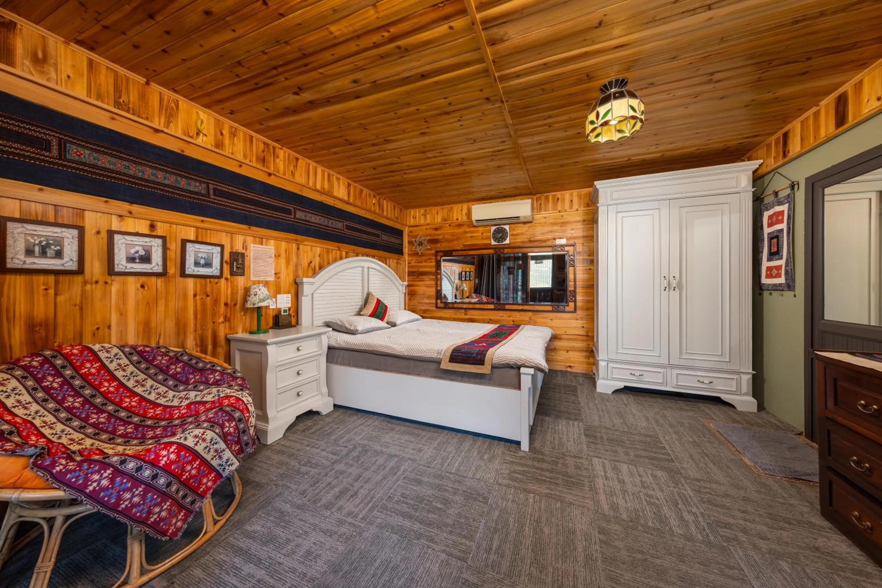 Photo of the whole room, Bed in Ta Phin Cottage