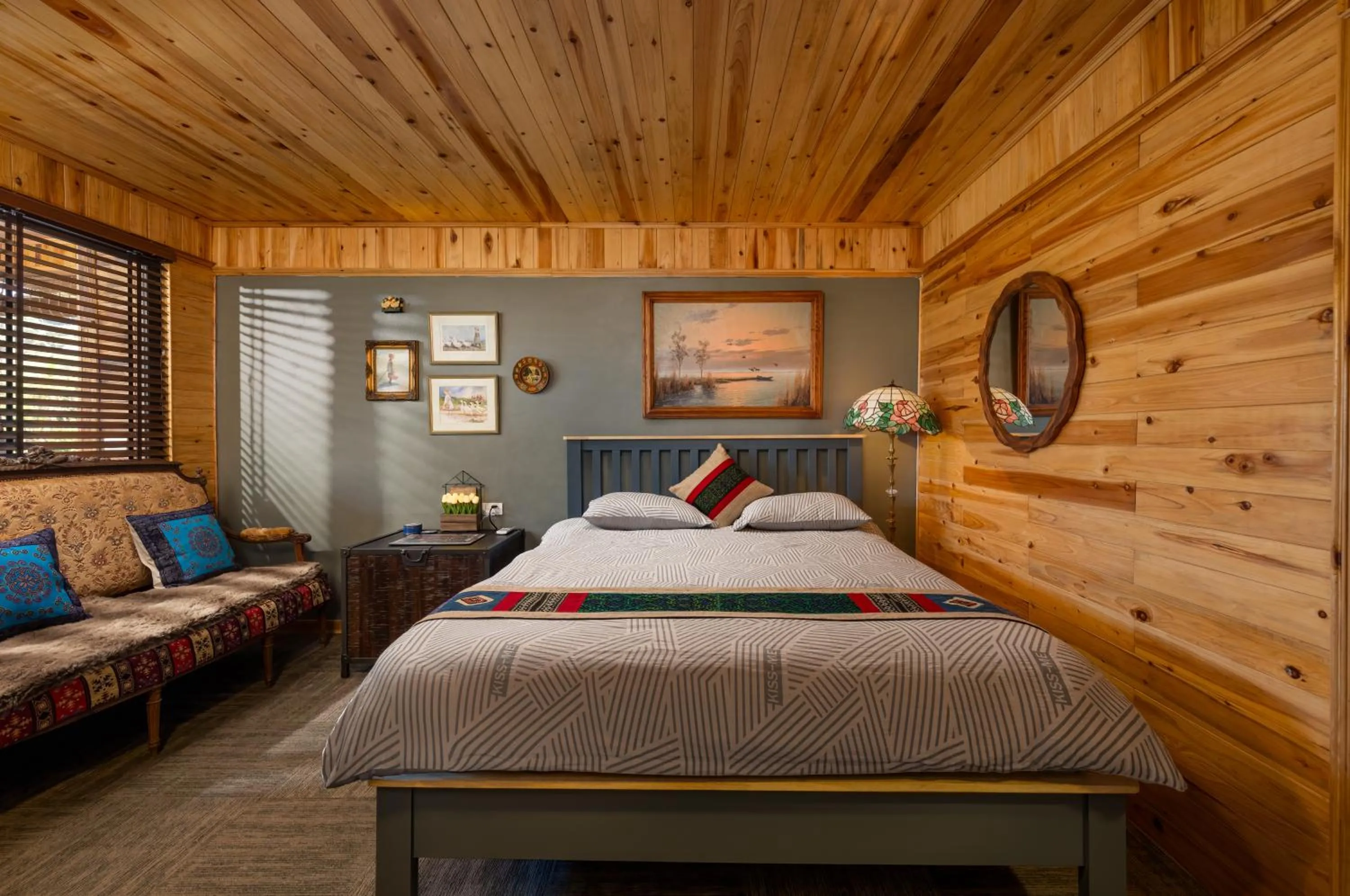 Photo of the whole room, Bed in Ta Phin Cottage