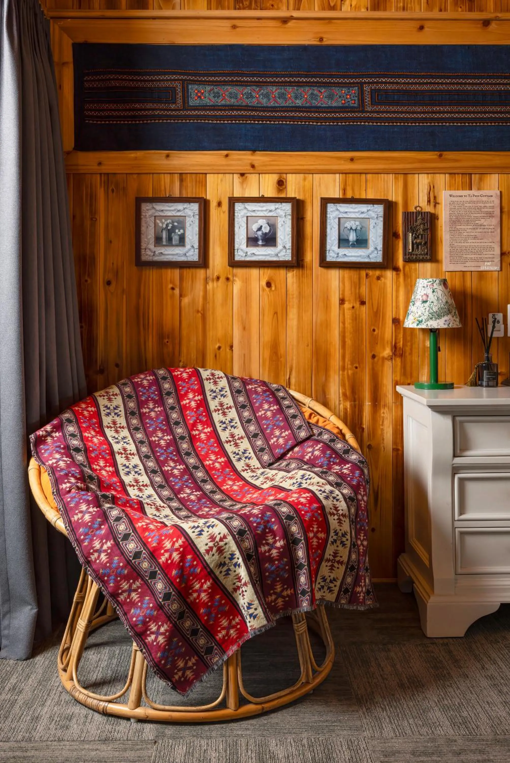 Photo of the whole room, Bed in Ta Phin Cottage