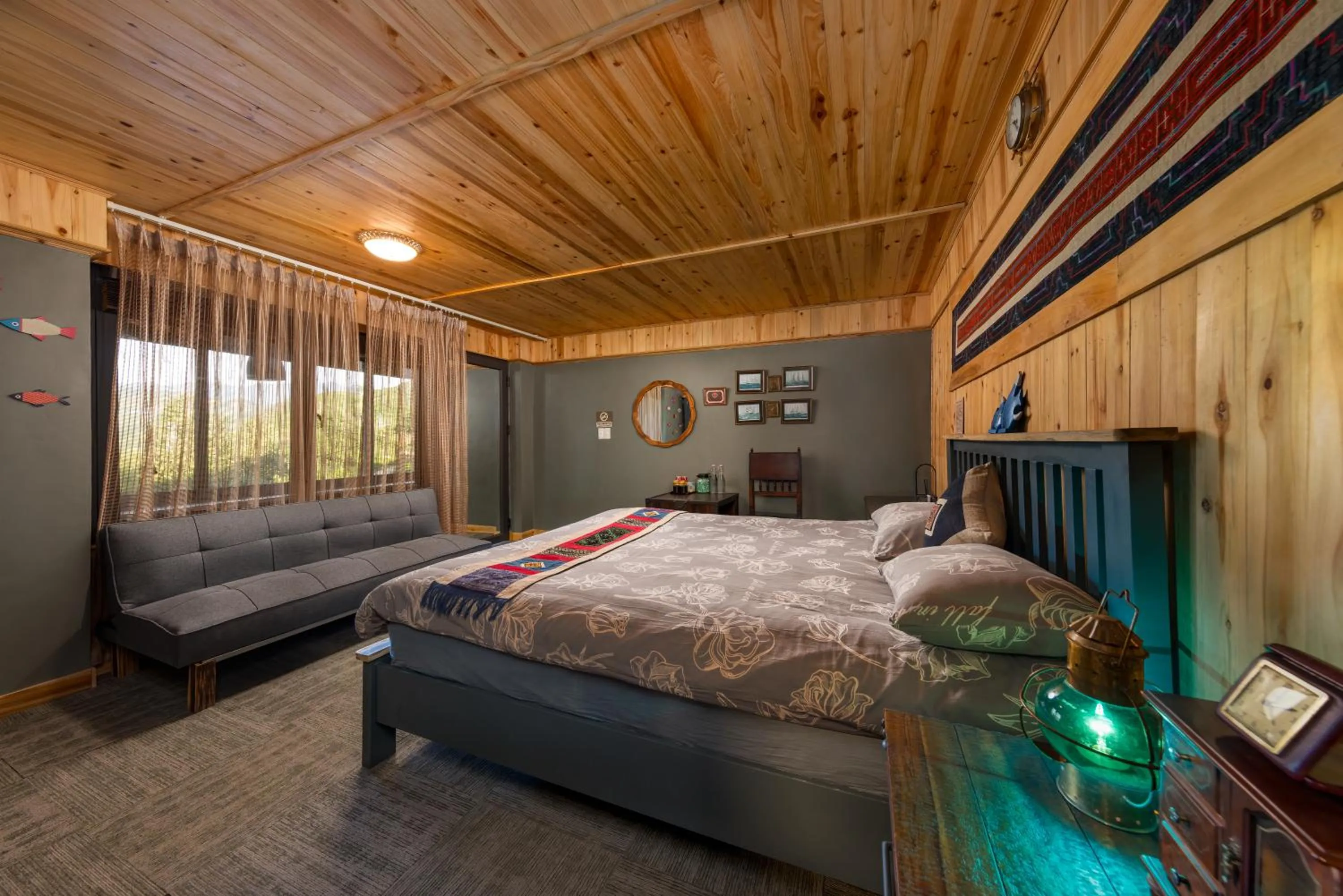 Photo of the whole room, Bed in Ta Phin Cottage