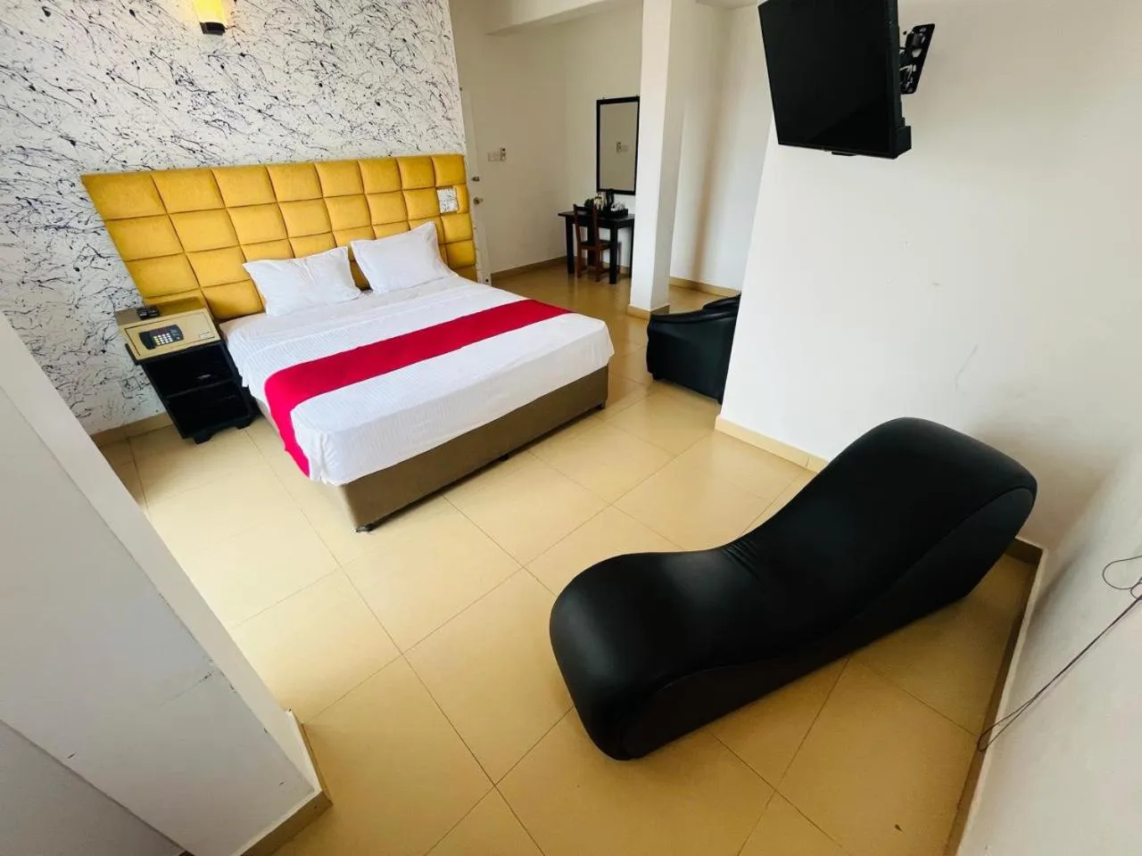 Bedroom, Bed in Beverly Hills Hotel