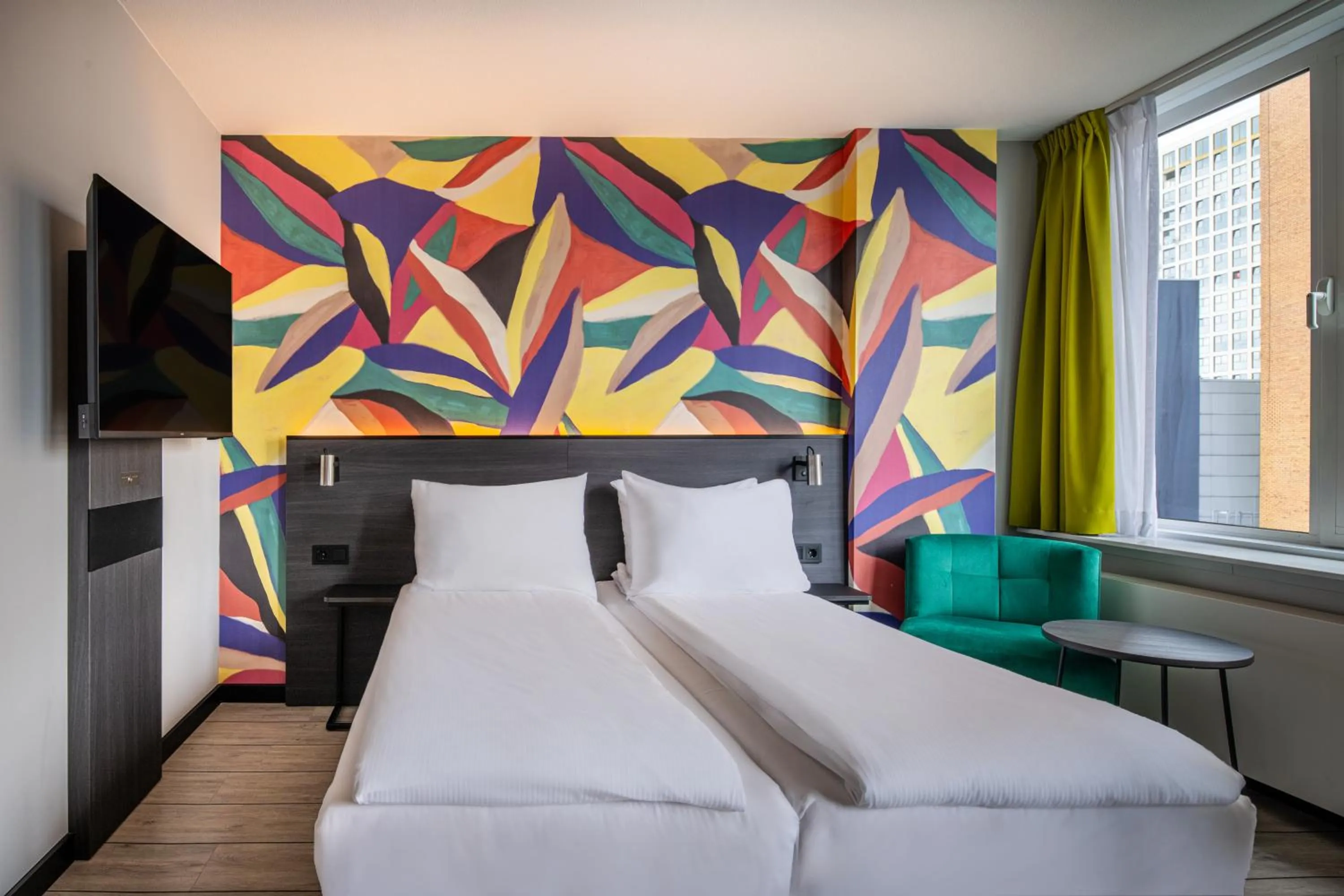 View (from property/room), Bed in Thon Hotel Rotterdam City Centre