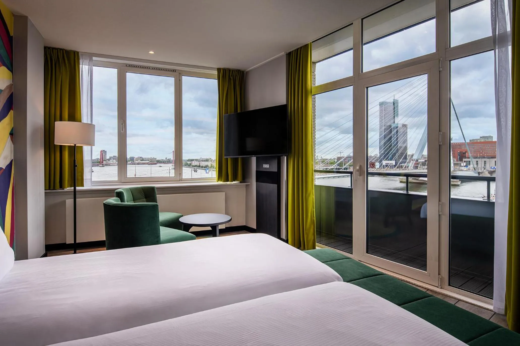 View (from property/room), Bed in Thon Hotel Rotterdam City Centre